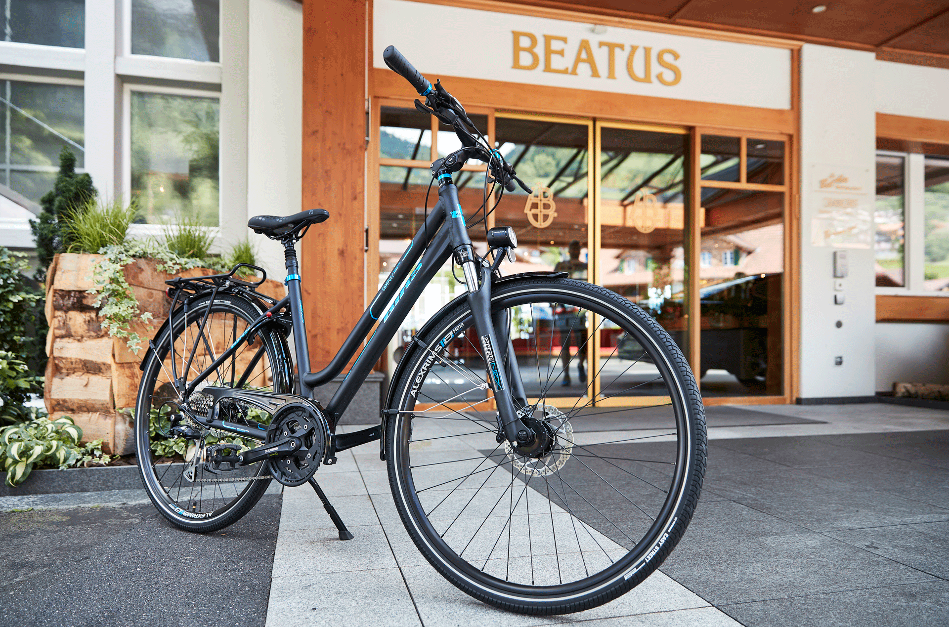 Mountainbike vor Eingang des Hotel Beatus