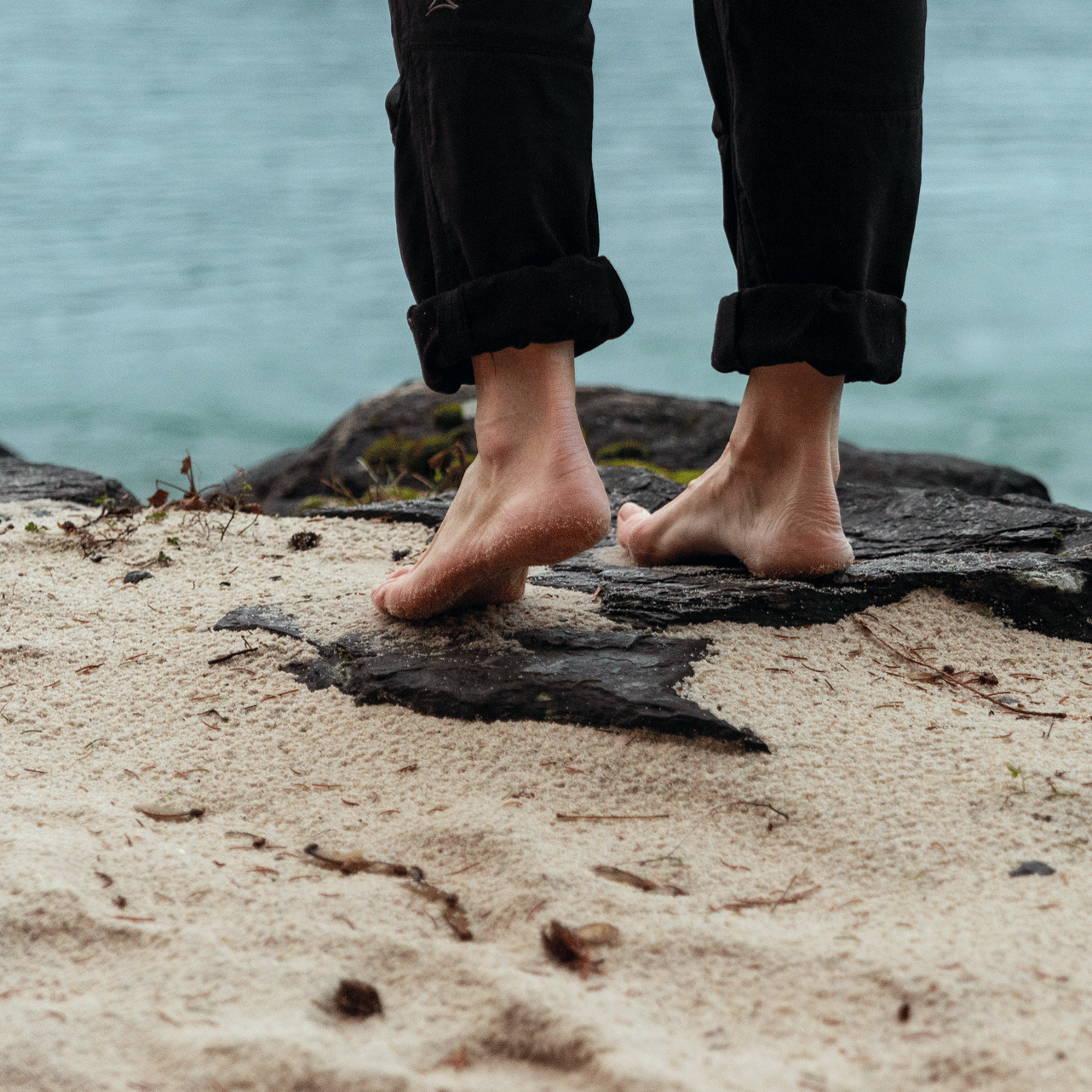 Kneipp at the Hotel Beatus Man walks barefoot over sand and stones