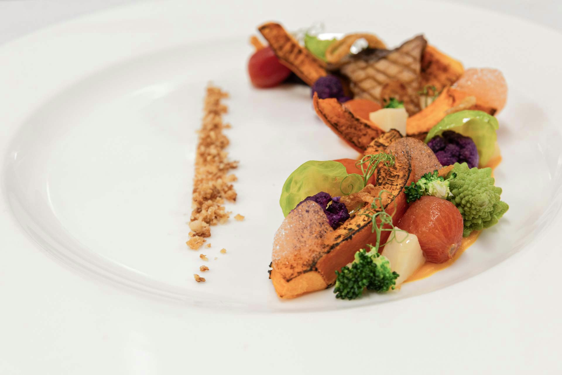 Légumes disposés sur une assiette blanche