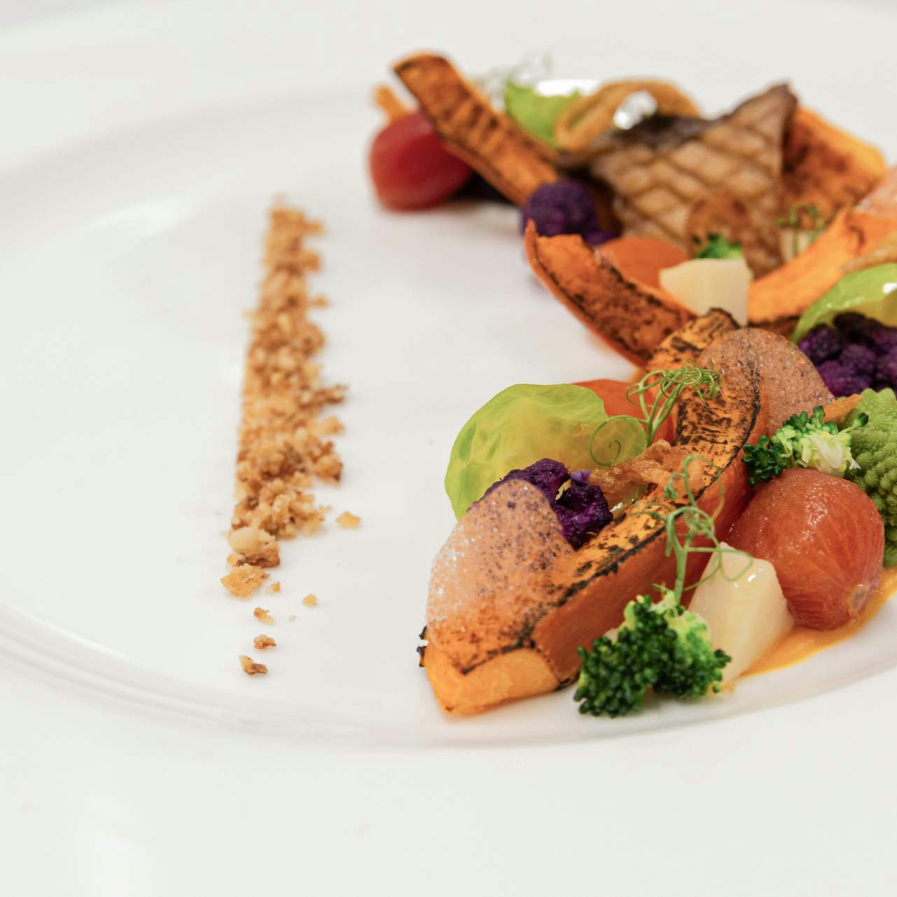 Abendessen Gemüse auf einem weissen Teller arrangiert