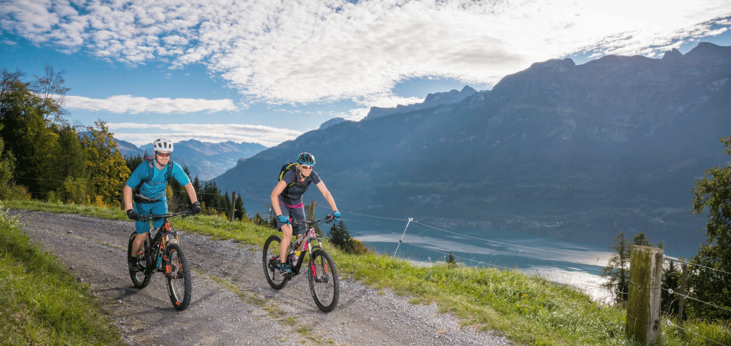 Zwei Mountainbiker mit Blick auf den Thunersee