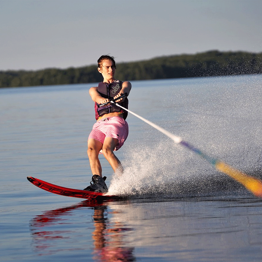 Ski nautique sur le lac de Thoune Une jeune femme en monoski se laisse tracter par un bateau à moteur