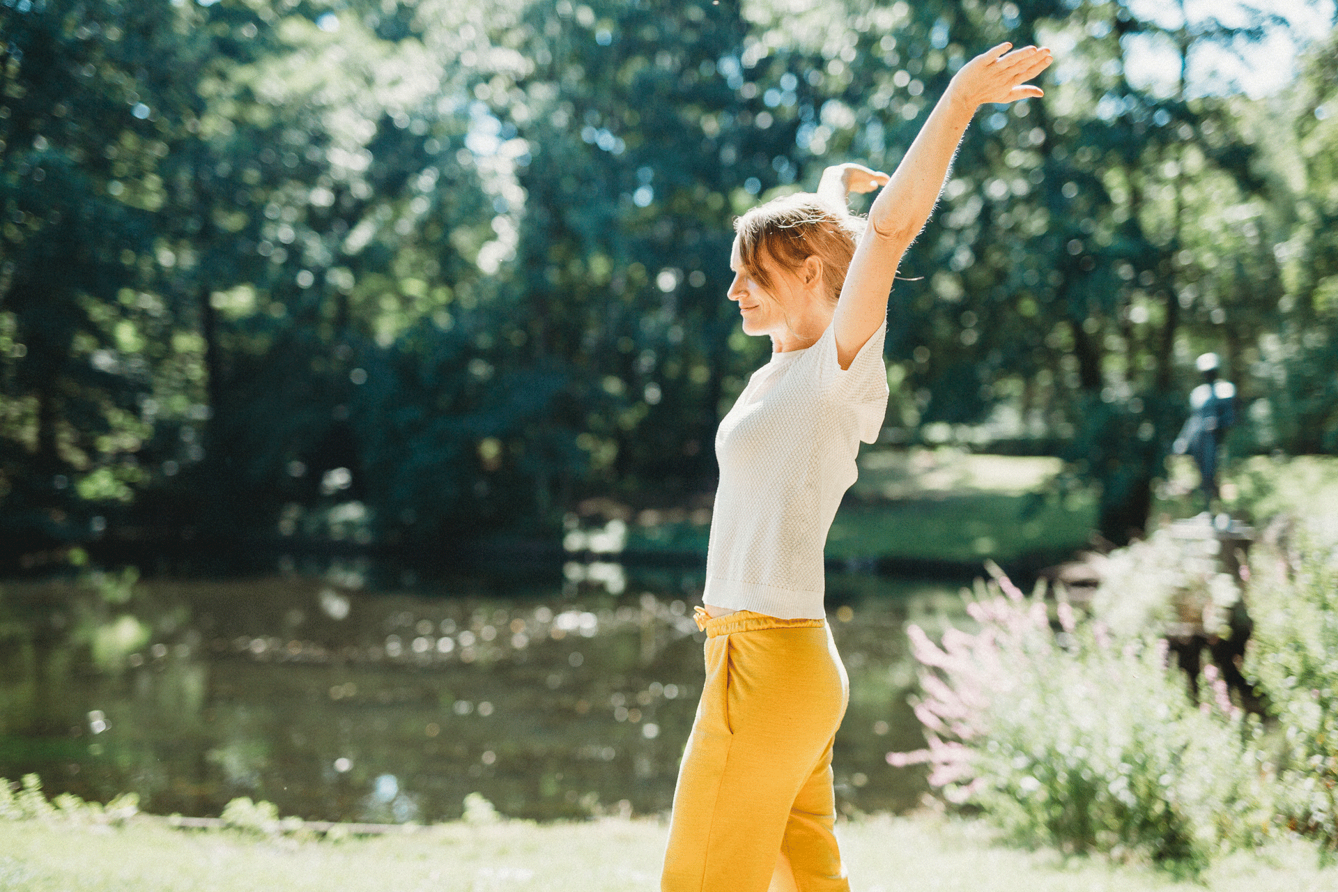 Jeune femme dans la nature, bras tendus