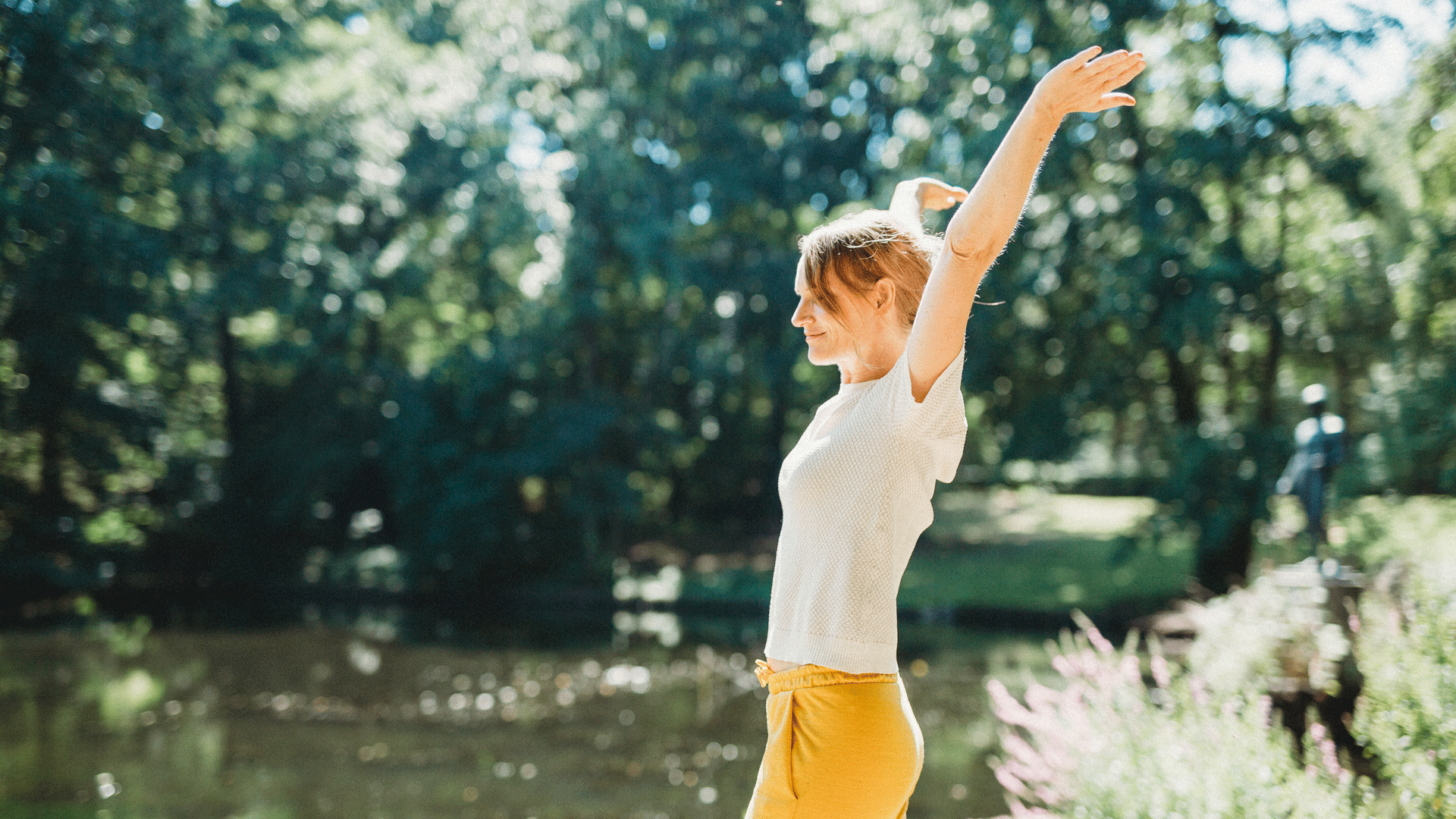 Selfcare Retraite Jeune femme dans la nature, bras tendus