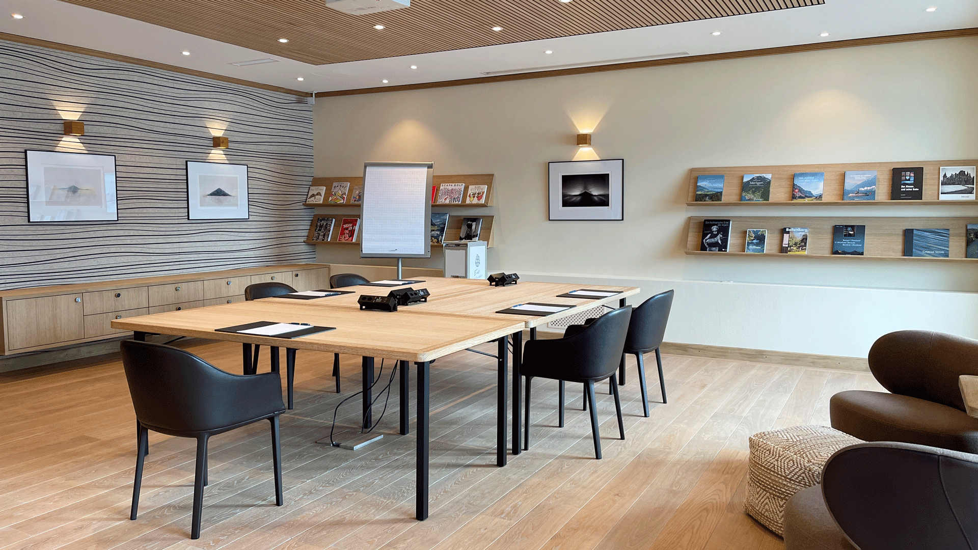 Tables réunies en bloc, flip-chart