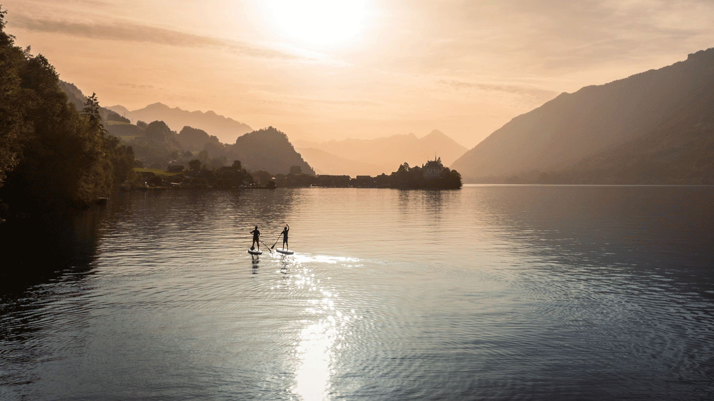 Retraite SUP Deux personnes avec un SUP sur le lac au coucher du soleil