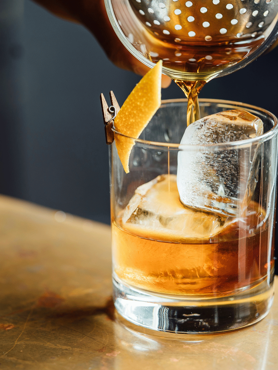 Drink Drink mit Eiswürfeln und Orangenschale