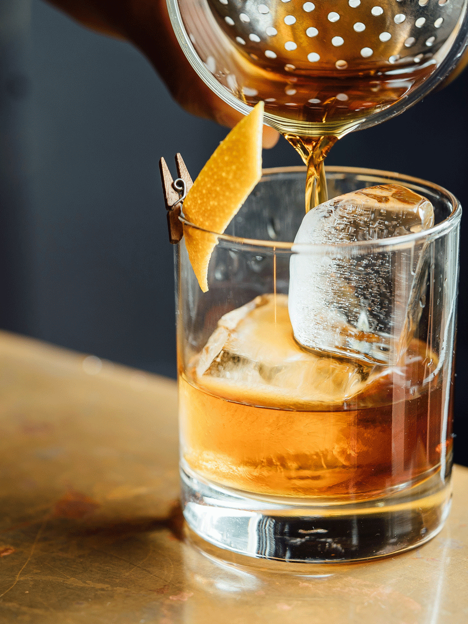 Boisson Boisson avec glaçons et zeste d'orange