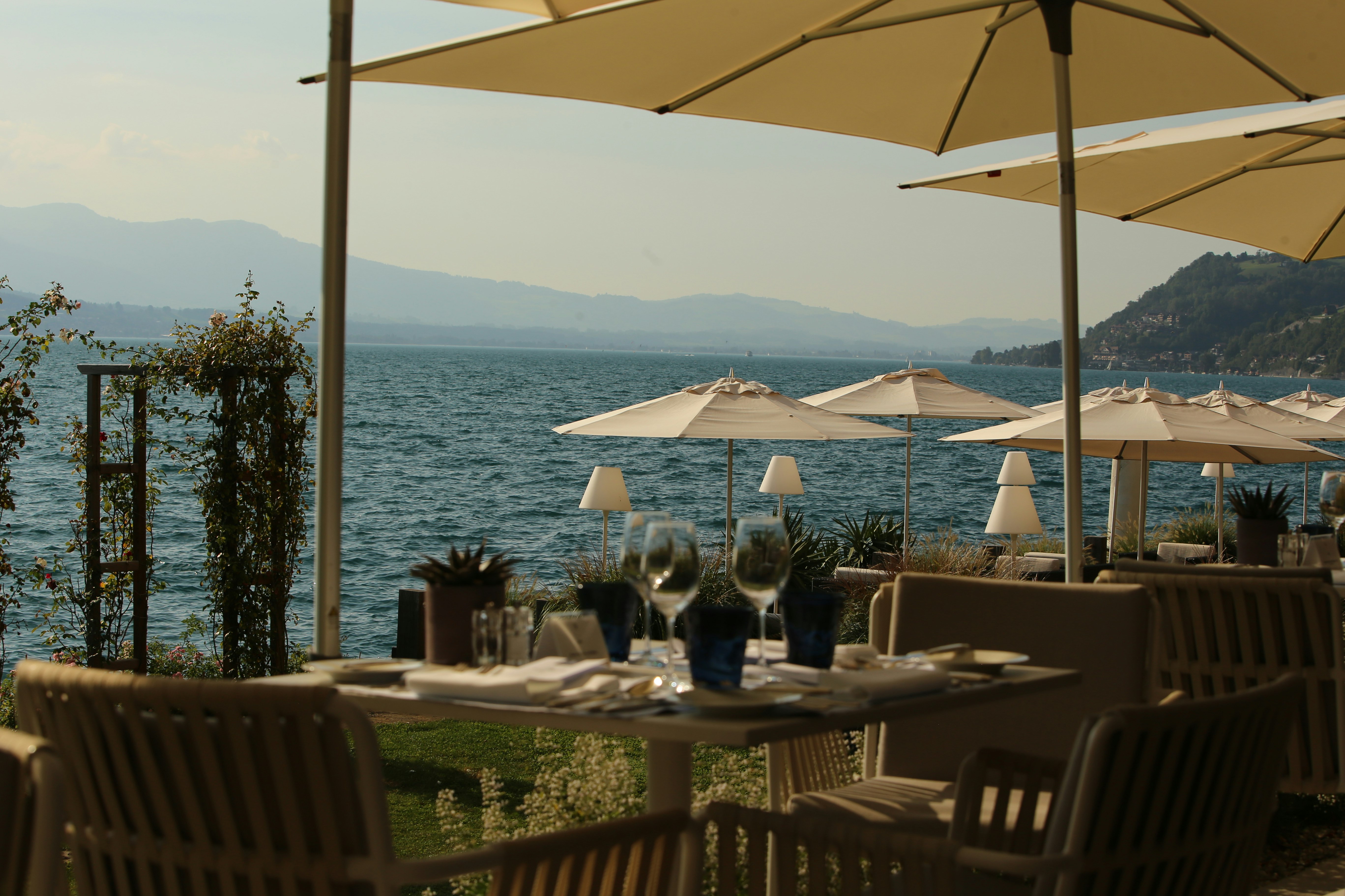 Table d'hote Terrasse mit Seeblick im Sommer