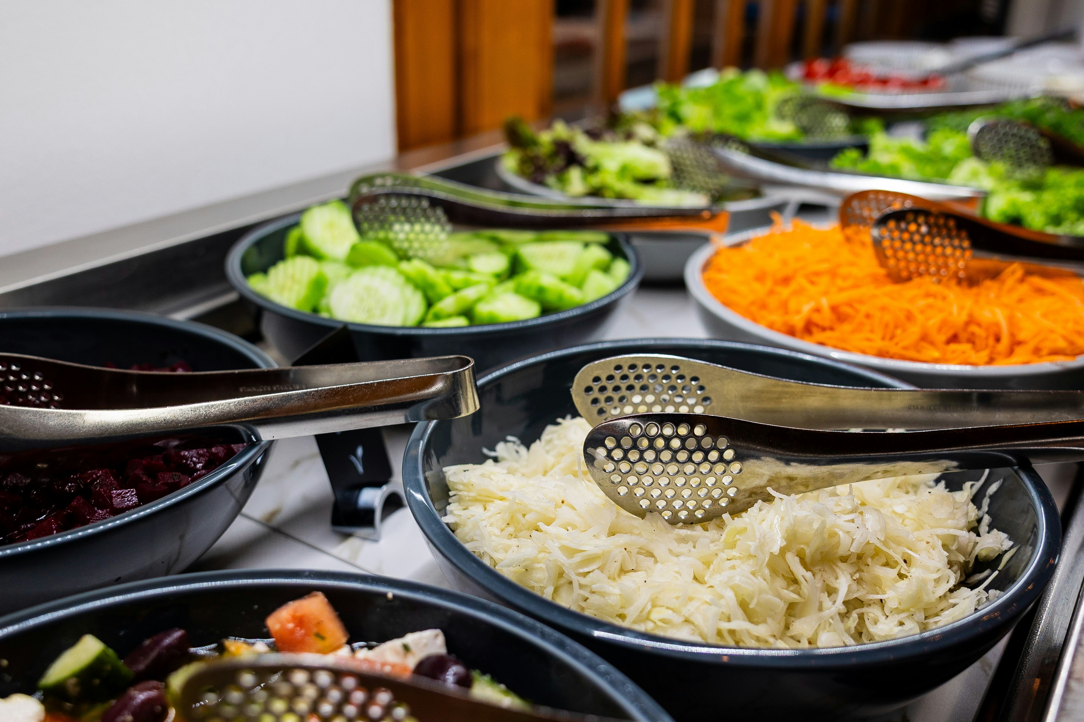 Auswahl an Salaten, Randensalat, Gurkensalat, Karrottensalat, grüner Sala, Selleri