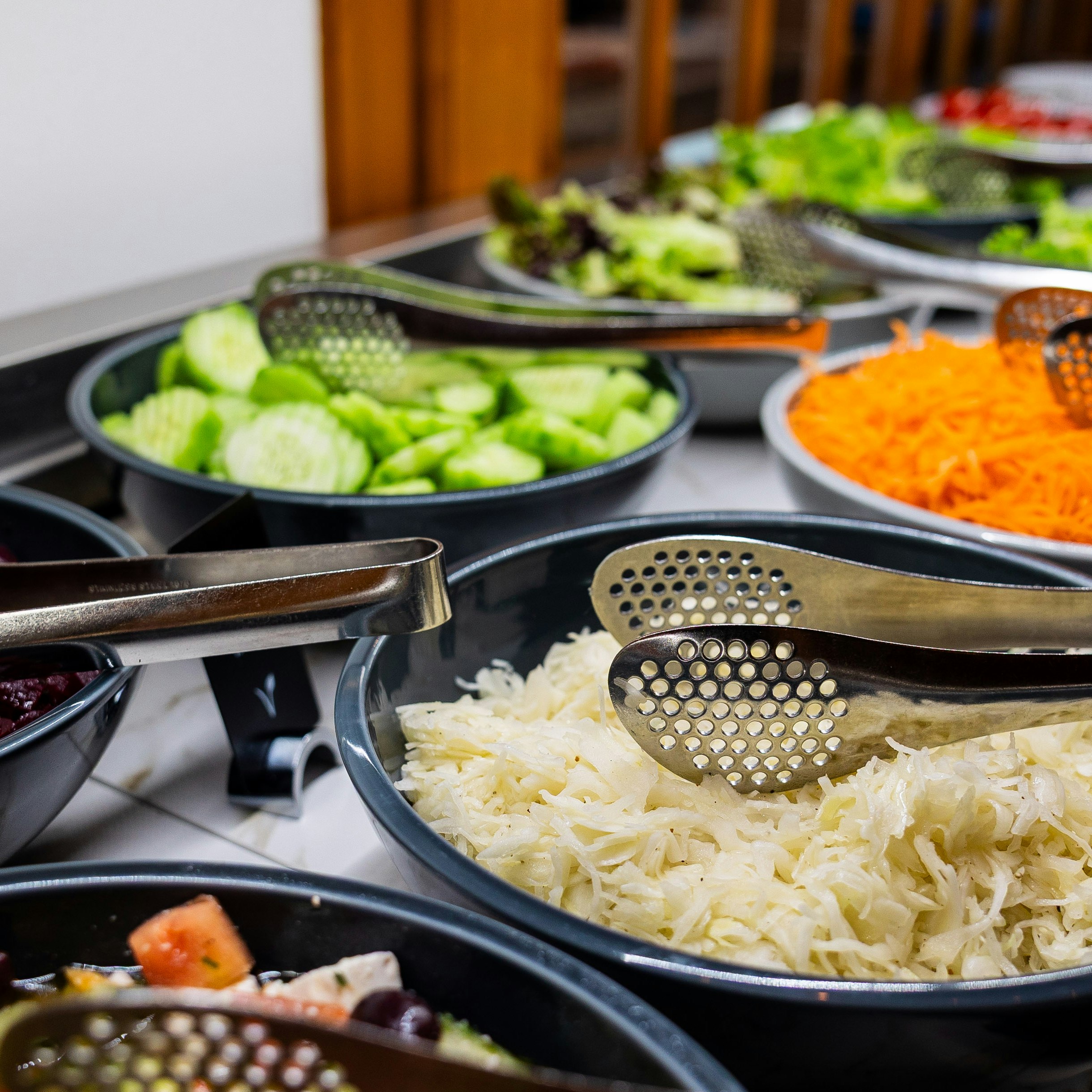 Salatbuffet Auswahl an Salaten, Randensalat, Gurkensalat, Karrottensalat, grüner Sala, Selleri