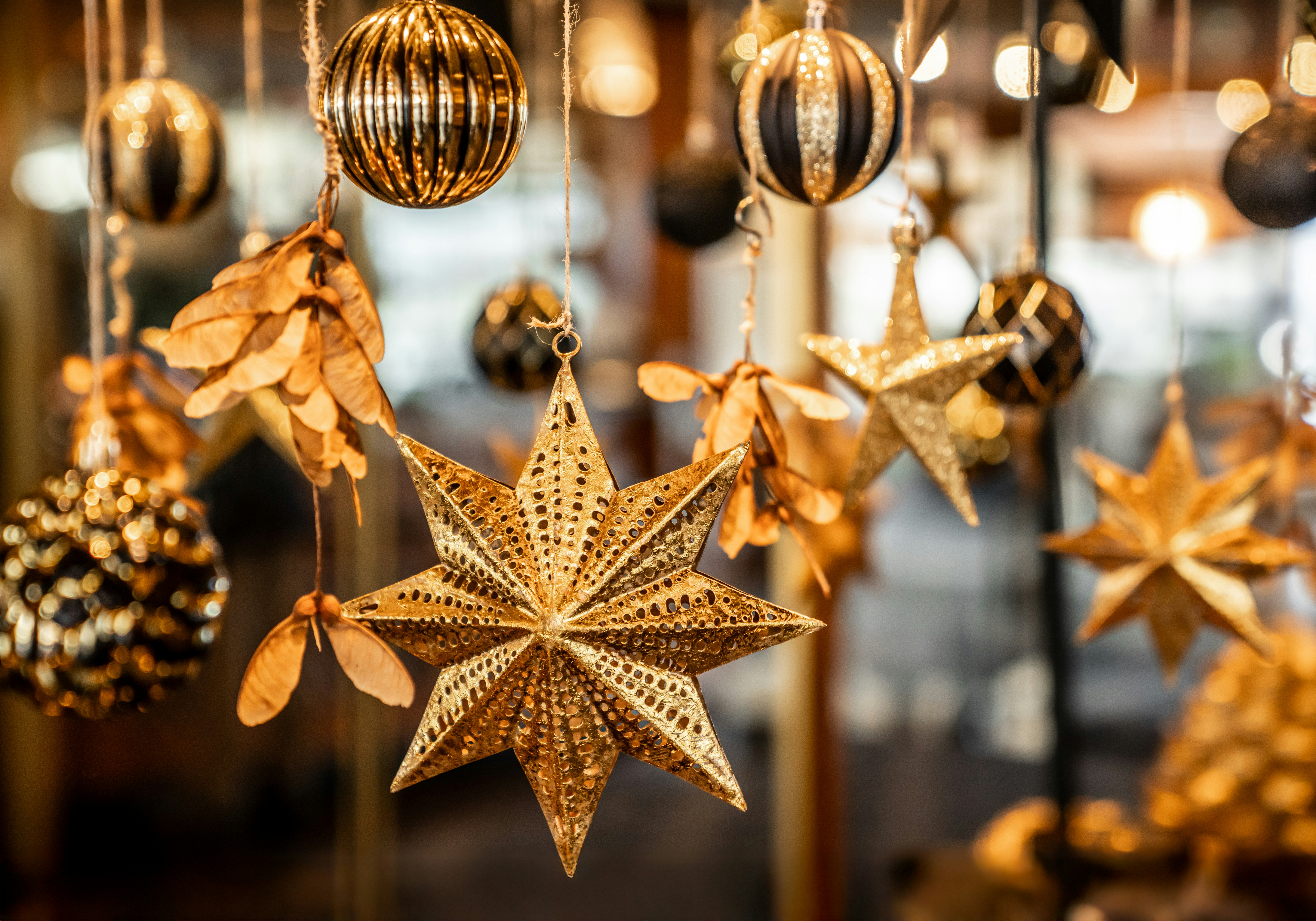 Weihnachtliche Dekoration aus Gold in Form von Sternen und Kugeln