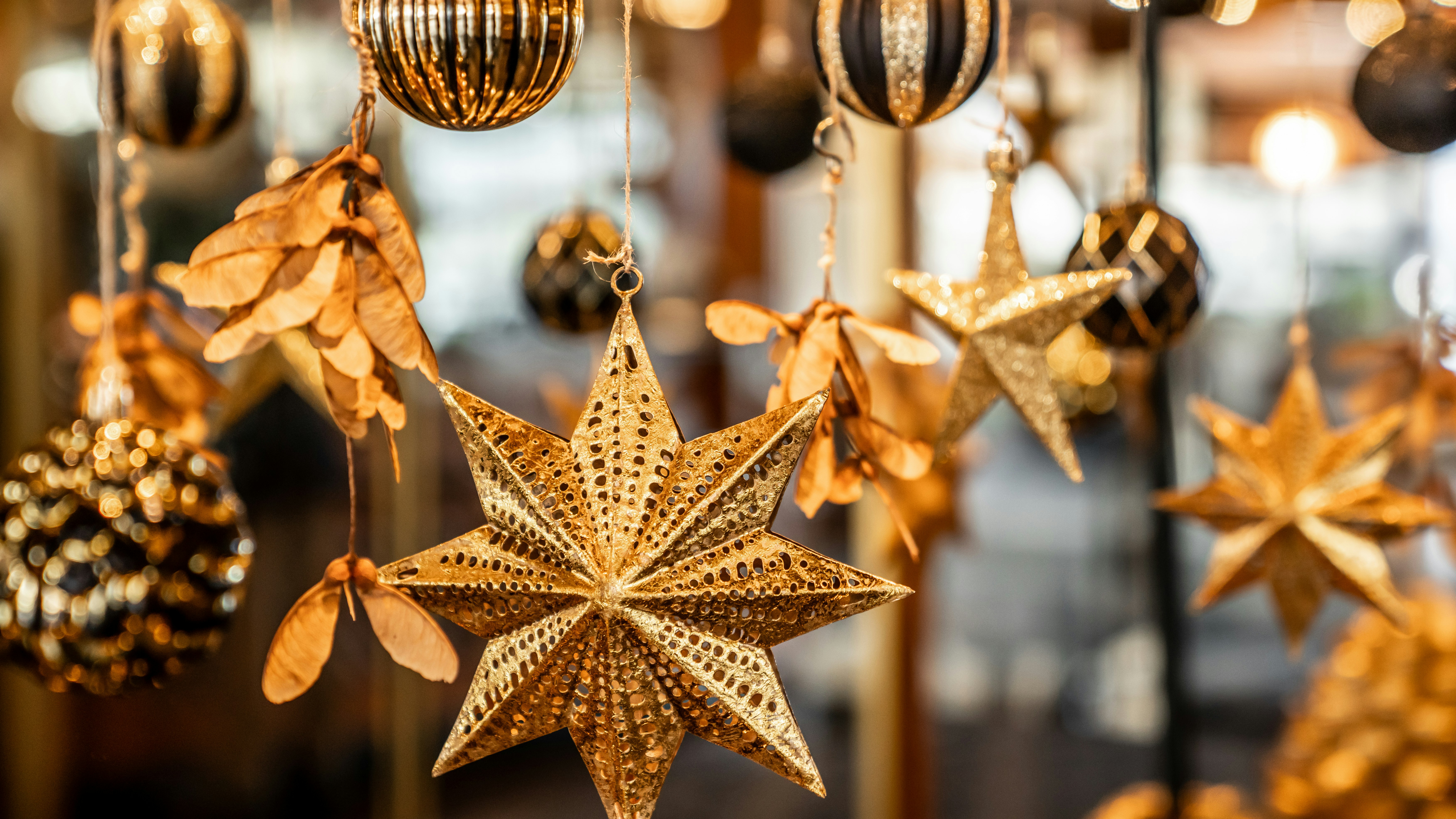 Dekoration Sterne und Kugeln Weihnachtliche Dekoration aus Gold in Form von Sternen und Kugeln