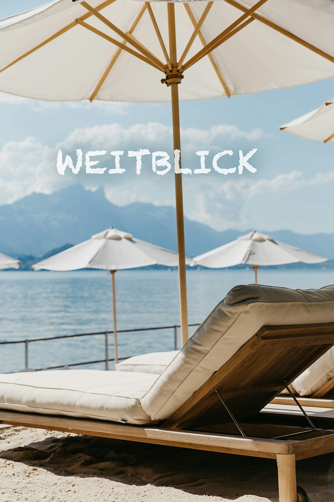 Liegestühle und Sonnenschirme im Sandstrand BEATUS