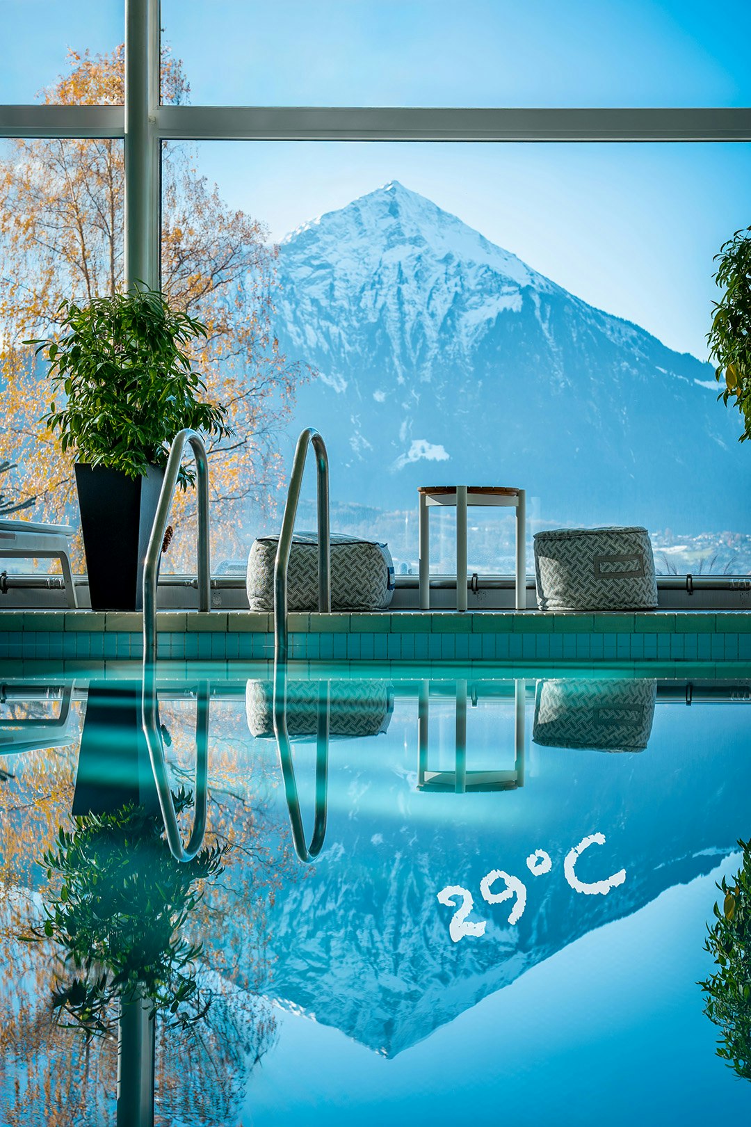 Hallenschwimmbad mit Blick auf den Niesen im BEATUS