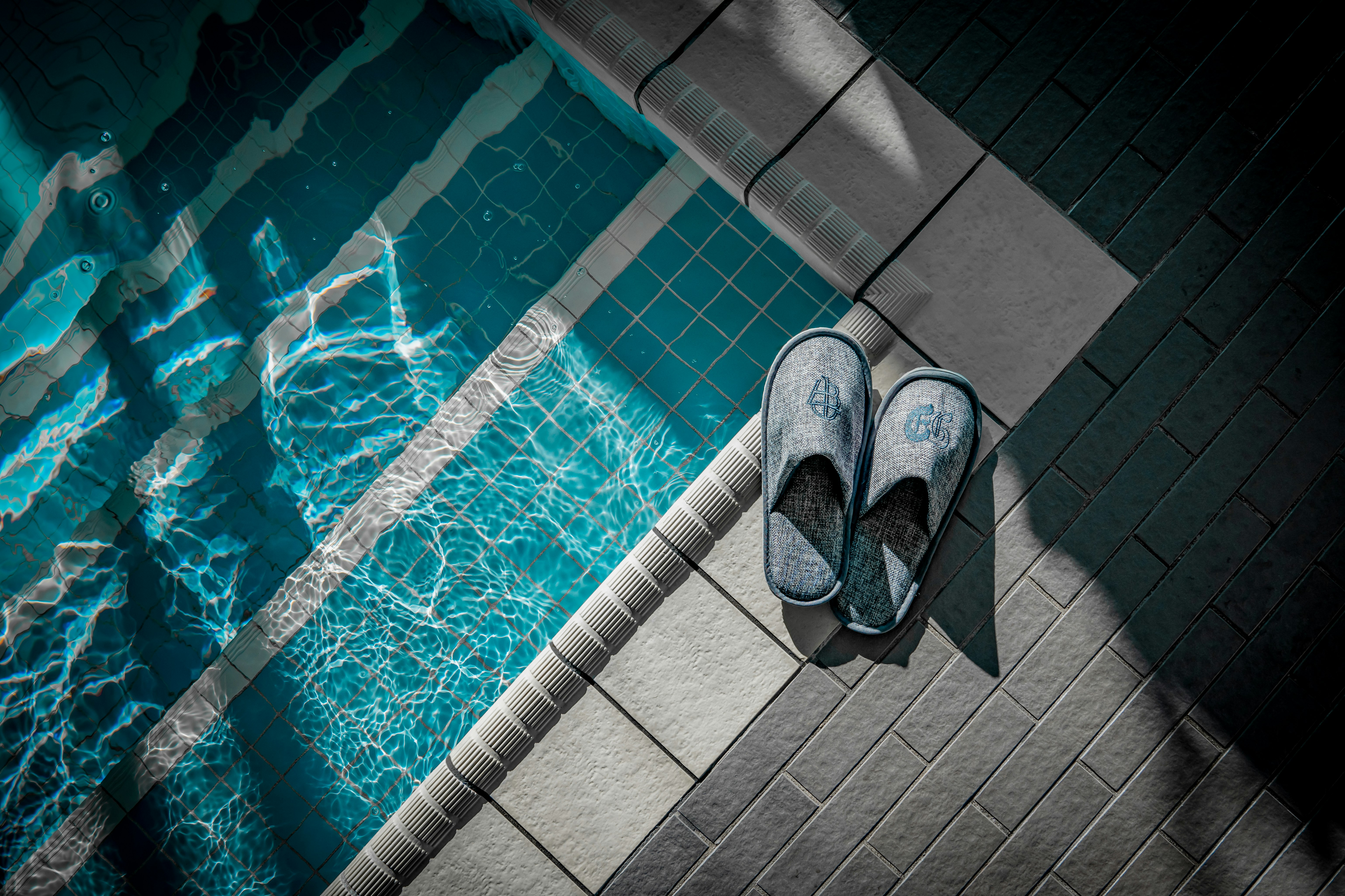 BEATUS Slippers vor dem Hallenschwimmbad 29 °C