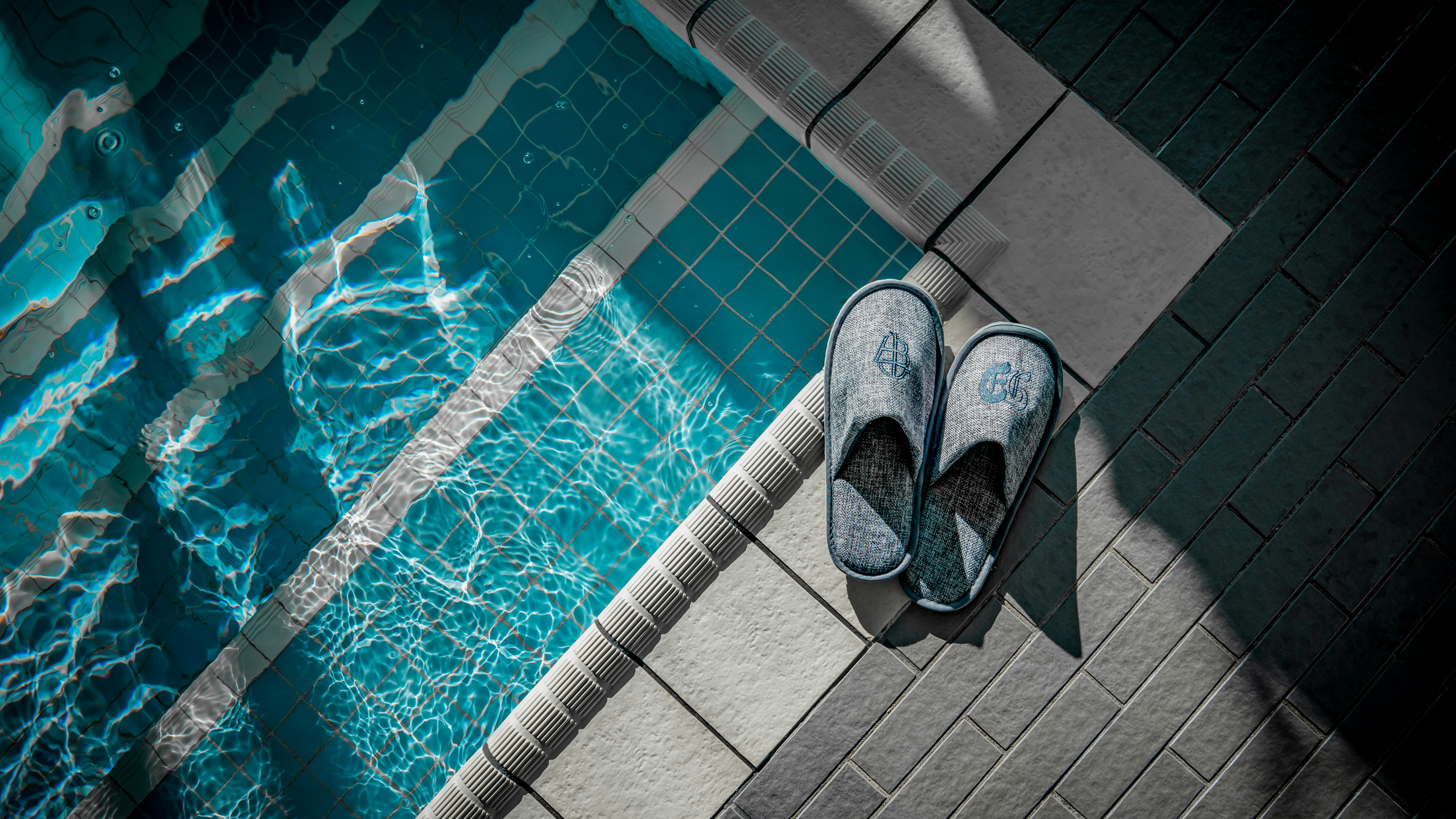 Hallenschwimmbad mit Slippers BEATUS Slippers vor dem Hallenschwimmbad 29 °C