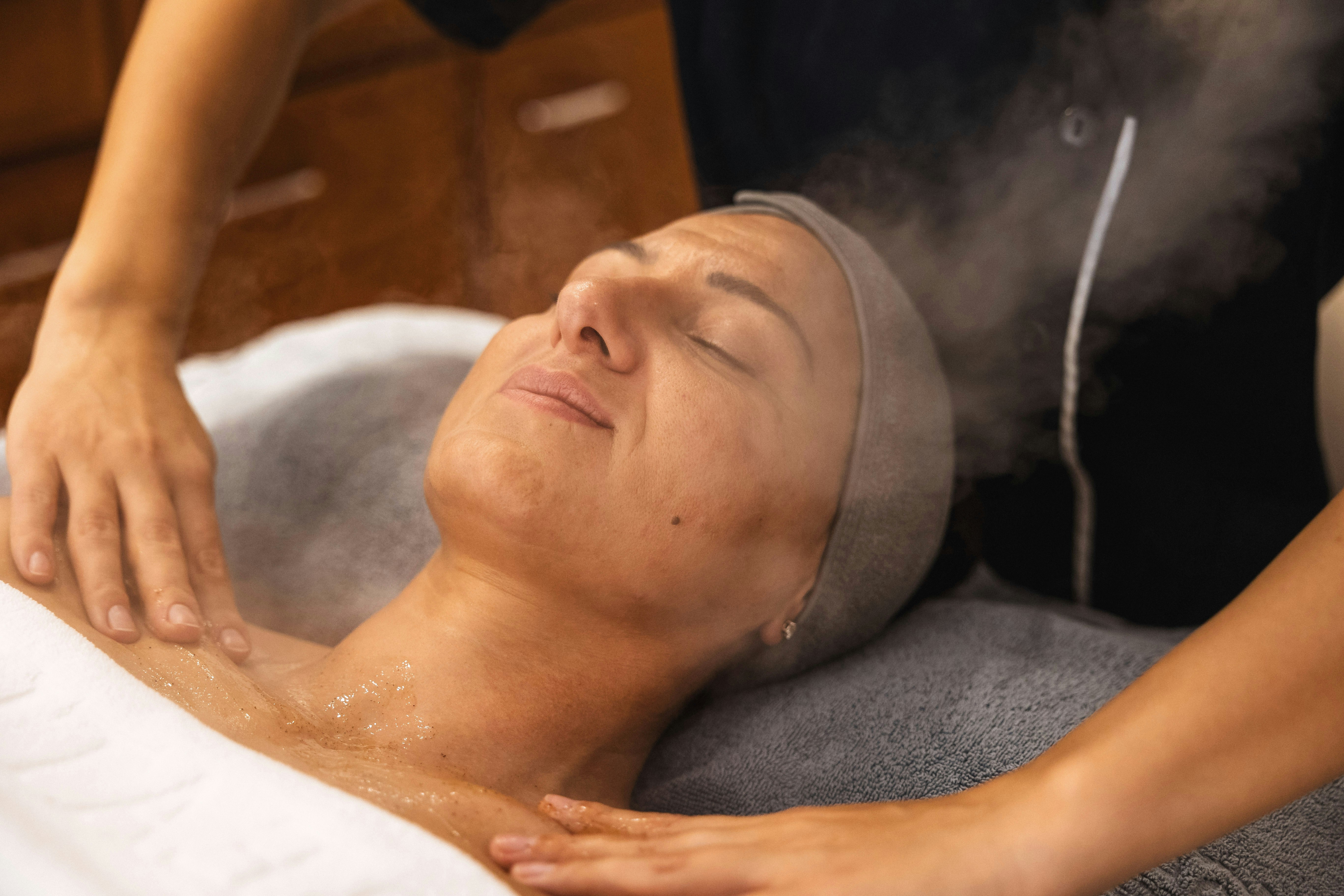 Dame bei einer Wohlfühlbehandlung im BEATUS