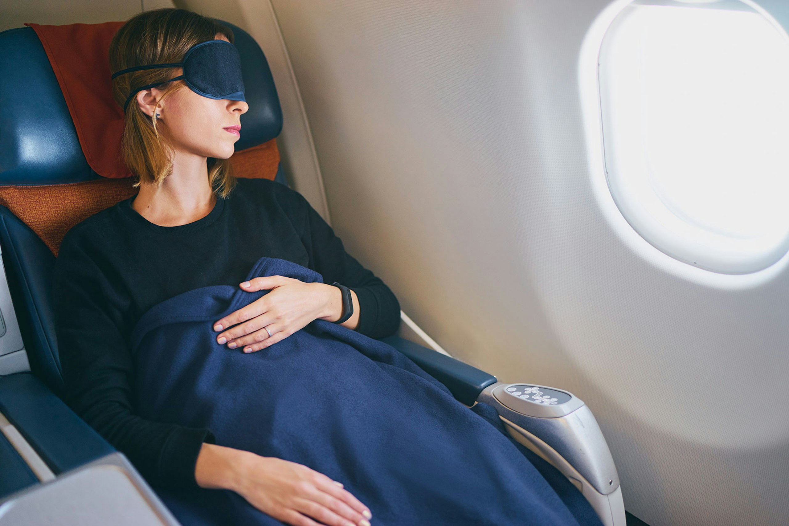 К чему снится самолет девушке. Девушка в самолете. Спать в самолете. Фотосессия с самолетом. Подушка для сна в самолете.