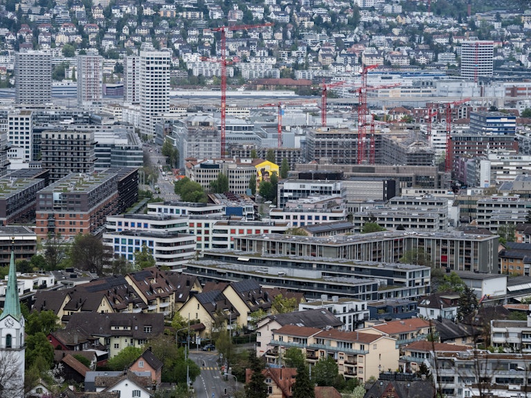Stadtansicht Zürich Altstetten mit Rivella Mural als gelber Blickfang zwischen Gebäuden, grossflächige Markeninszenierung im urbanen Raum.