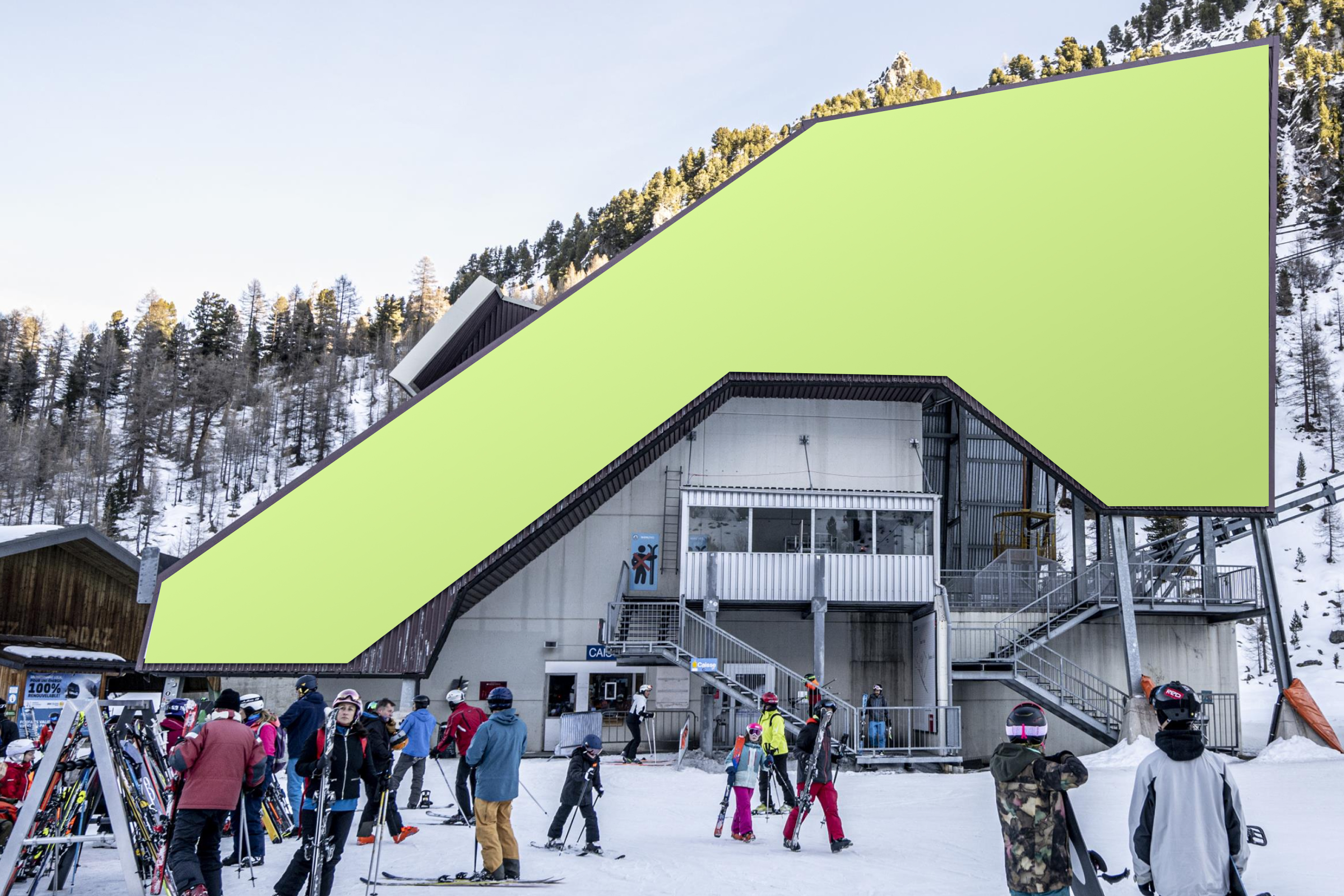 Skifahrer und Snowboarder versammeln sich vor einem Skigebiet am Fuße der verschneiten Pisten, mit einer großen grünen Form über dem Dach.