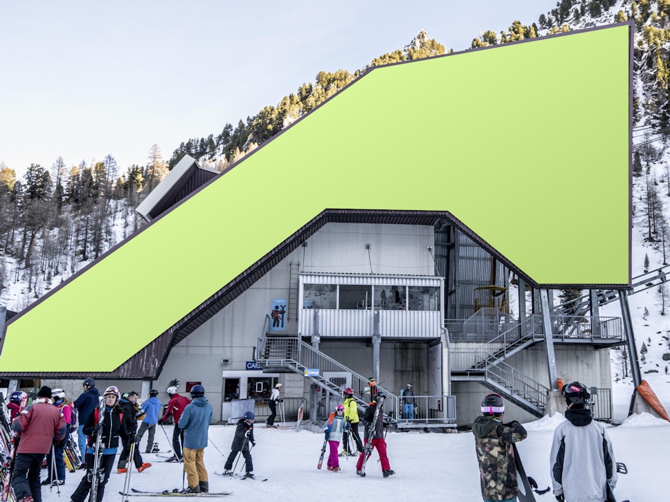 Skifahrer und Snowboarder versammeln sich vor einem Skigebiet am Fuße der verschneiten Pisten, mit einer großen grünen Form über dem Dach.