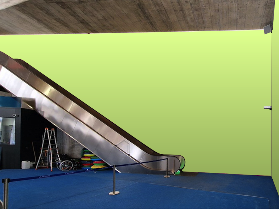 Eine Rolltreppe hält an einer schlichten, hellgrünen Wand ohne Ausgang; eine Schranke versperrt den Weg und in der Nähe sind Fitnessgeräte zu sehen.