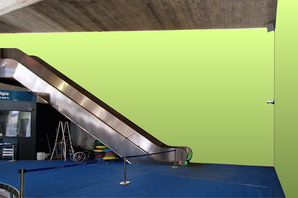 Eine Rolltreppe hält an einer schlichten, hellgrünen Wand ohne Ausgang; eine Schranke versperrt den Weg und in der Nähe sind Fitnessgeräte zu sehen.