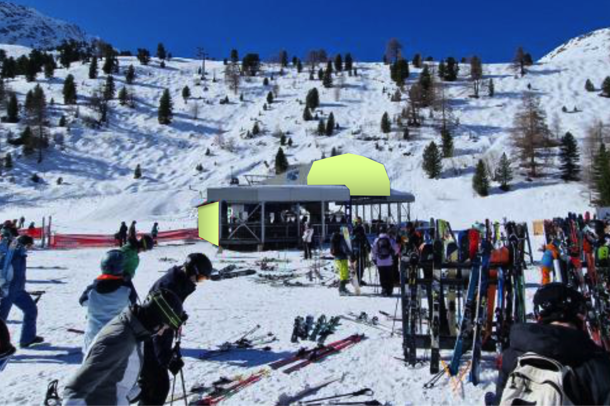 Skifahrer versammeln sich an einem Skilift mit Skiern und Snowboards auf einem verschneiten, mit Bäumen übersäten Berghang.