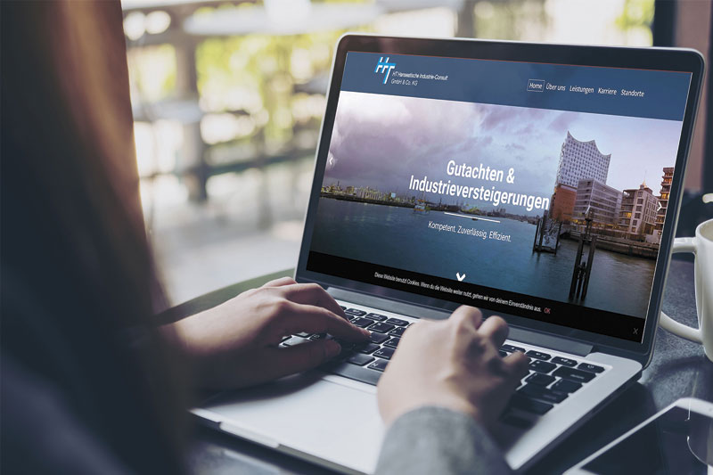 Frau nutzt einen Laptop, um die HT-Webseite zu besuchen.