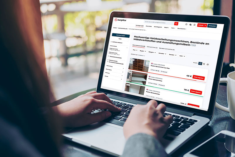Surplex-Website auf einem Laptop