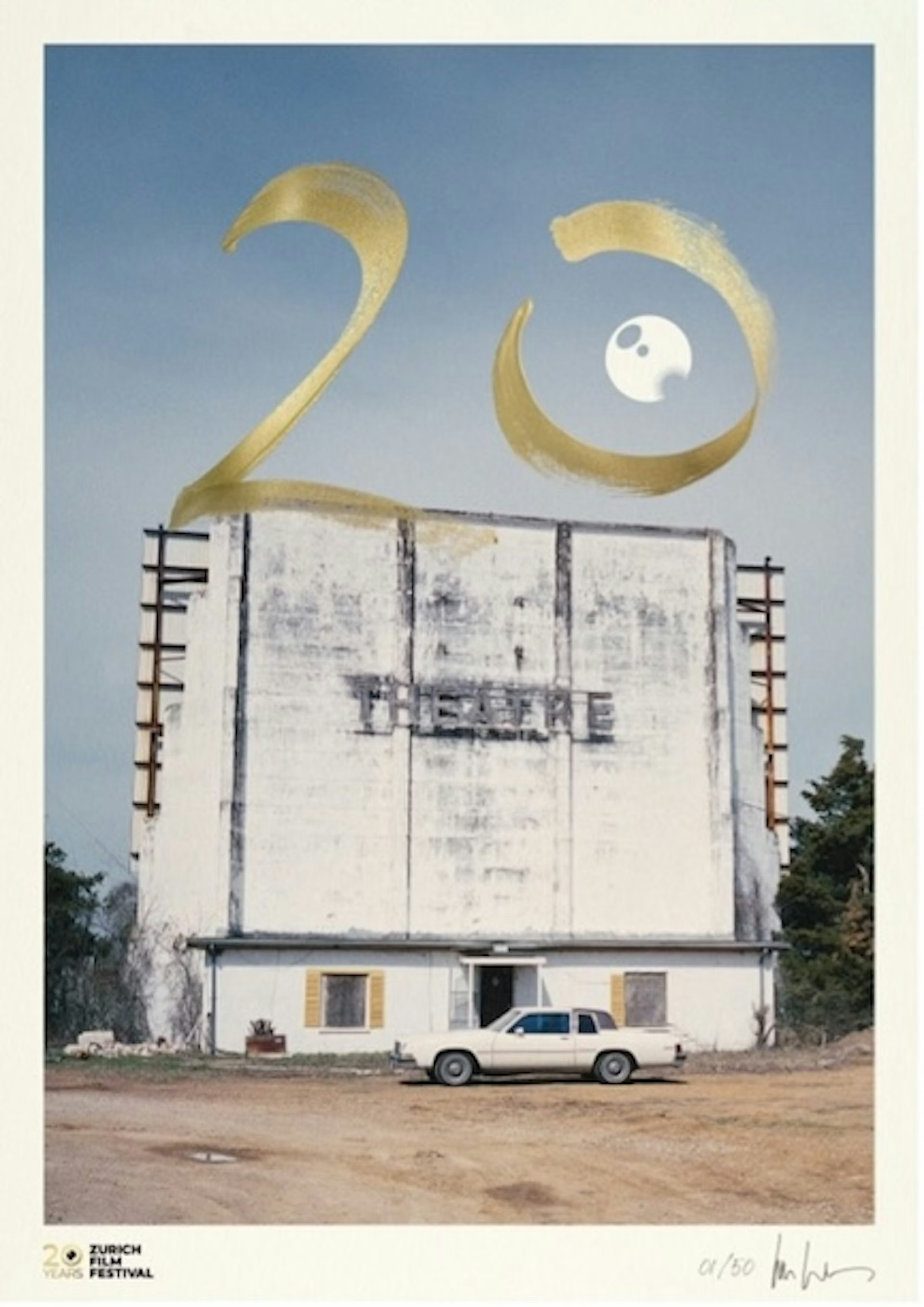 Hinter einem geparkten weißen Auto steht ein weißes, verwittertes Gebäude mit einem verblassten „THEATER“-Schild. Darüber sind eine große goldene 20 und ein Farbpalettensymbol in den Himmel gemalt.