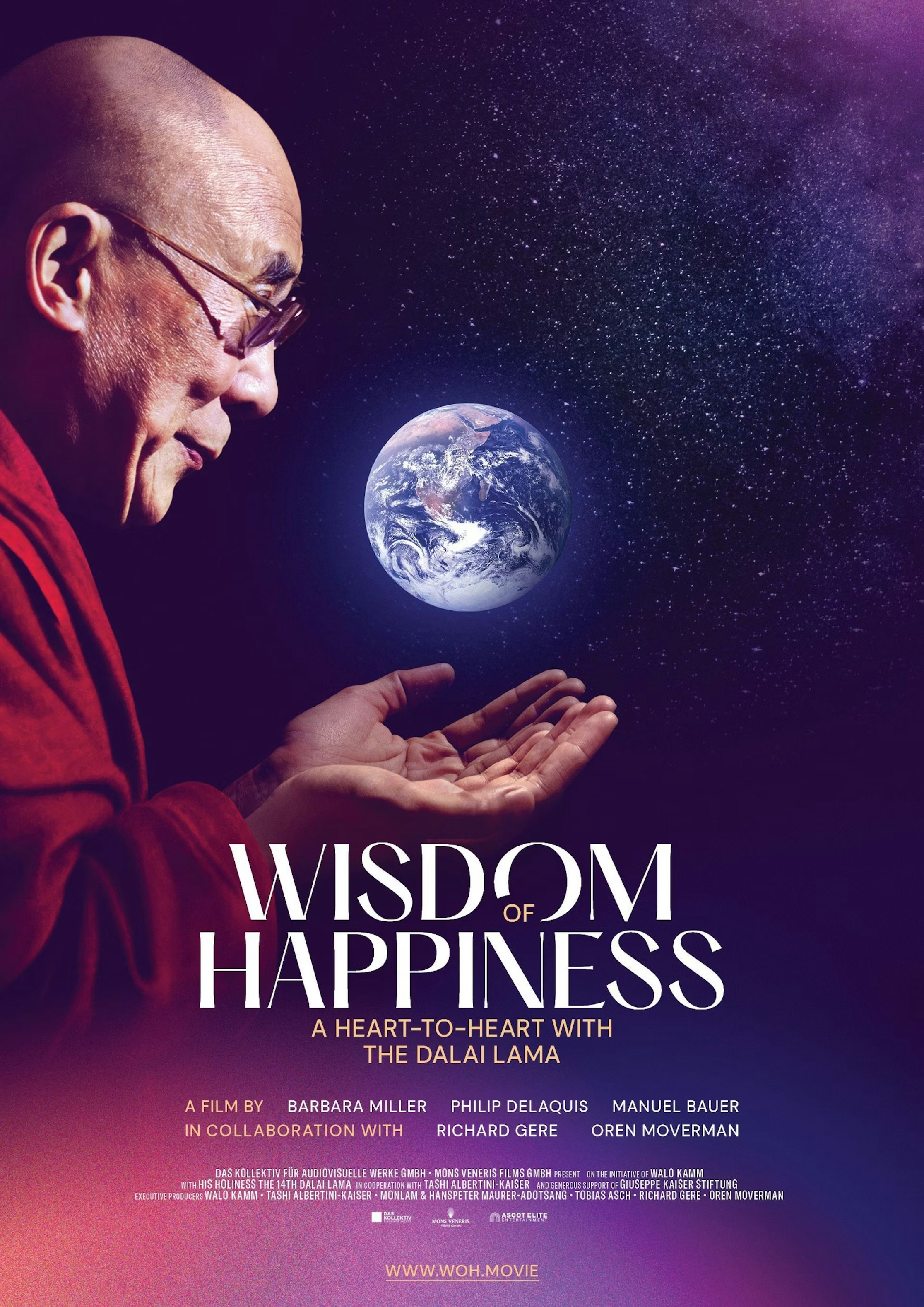 Der Dalai Lama, in ein rotes Gewand gekleidet, blickt nach links und hat die Hände zu einer Hohlkehle geformt, als halte er eine leuchtende Erde über sich, vor einem Sternenhimmel. Der Text darunter lautet: „Weisheit des Glücks: Ein offenes Gespräch mit dem Dalai Lama.“.