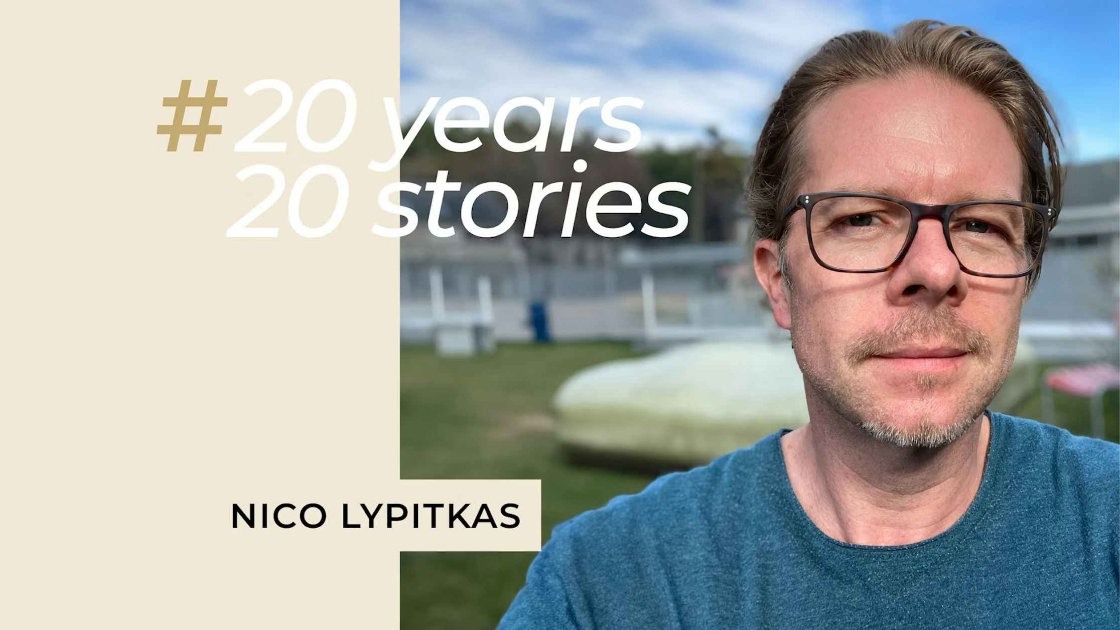 Ein Mann mit hellbraunem Haar und Brille steht an einem sonnigen Tag draußen. Der Text auf dem Bild lautet: #20 Jahre, 20 Geschichten und Nico Lypitkas.