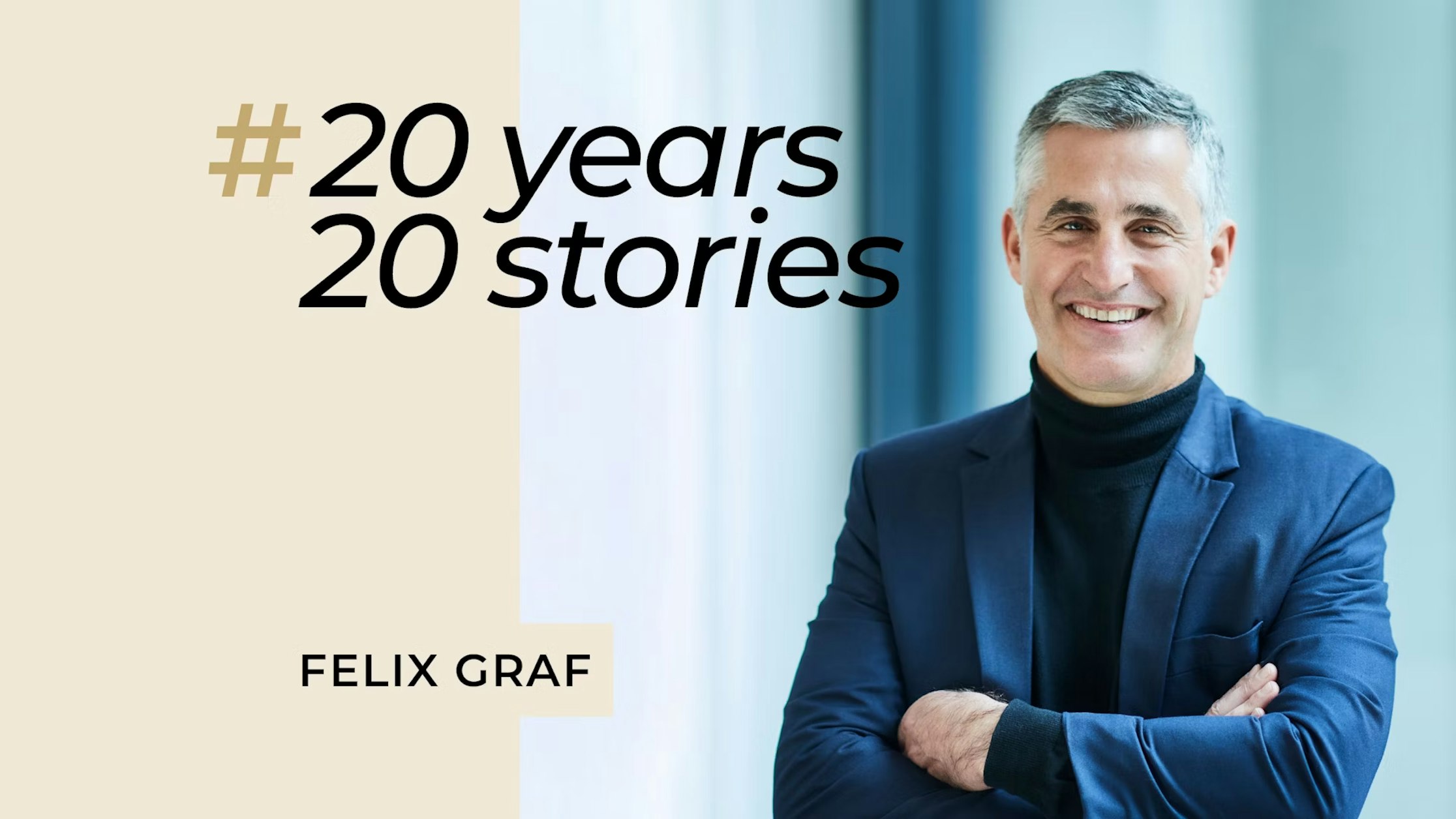 Ein lächelnder Mann in einem blauen Blazer steht mit verschränkten Armen neben einem Text mit der Aufschrift „#20 Jahre, 20 Geschichten und FELIX GRAF“ auf einem cremefarbenen und blauen Hintergrund.
