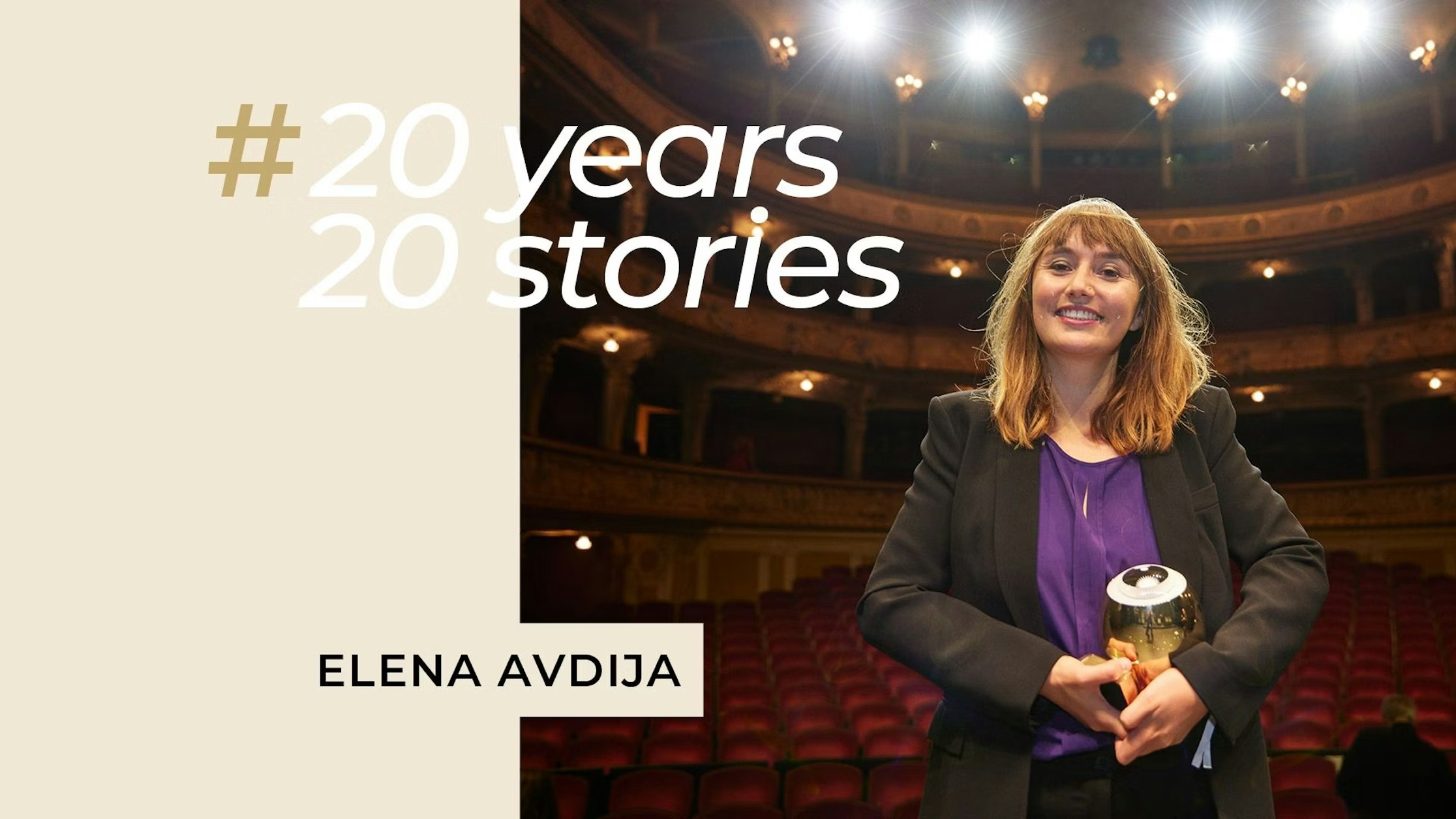 Eine Frau mit einer Trophäe steht im Gang eines reich verzierten, leeren Theaters. Links auf beigem Hintergrund steht „#20 Jahre, 20 Geschichten und ELENA AVDIJA“.
