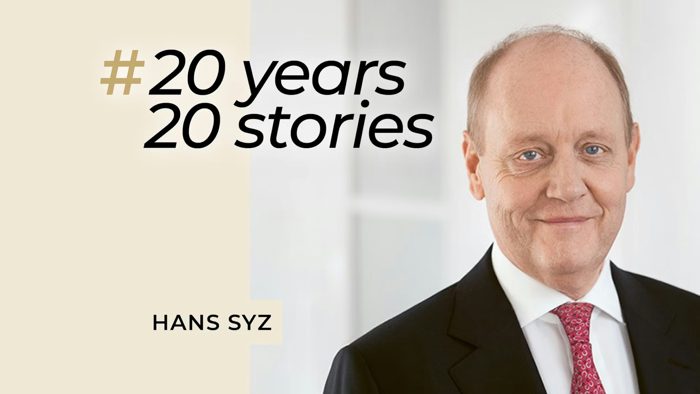 Ein Mann in Anzug und roter Krawatte lächelt in die Kamera. Text: #20 Jahre, 20 Geschichten und Hans Syz auf beige-weißem Hintergrund.