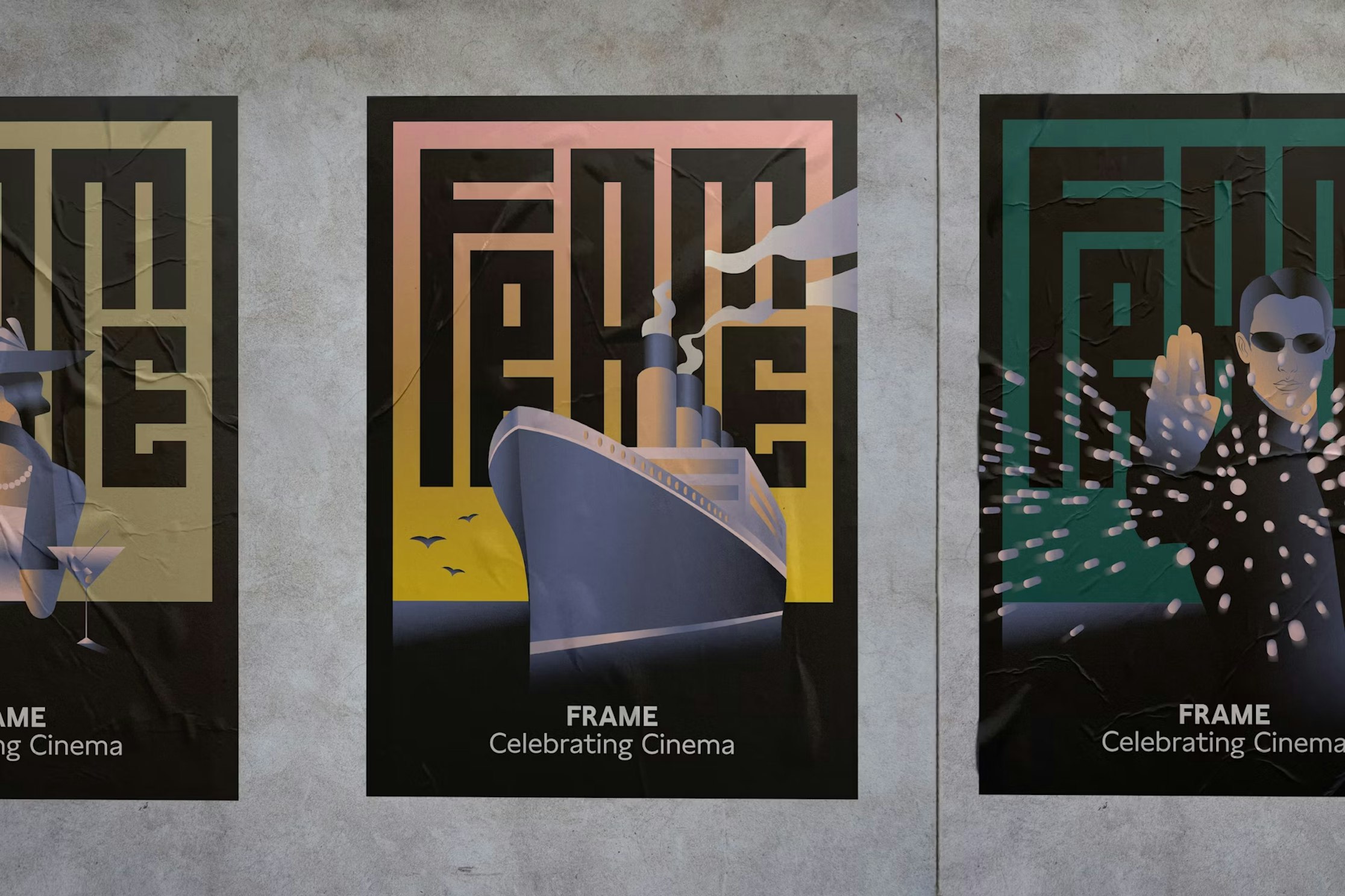 Drei Poster an einer Wand, jedes mit stilisierten Motiven, die auf berühmte Filme verweisen: links ein zerrissenes Gesicht, in der Mitte ein Schiff, das der Titanic ähnelt, und rechts eine Figur, die Kugeln ausweicht wie in „Matrix“. Alle Poster tragen den Titel „FRAME Celebrating Cinema“.