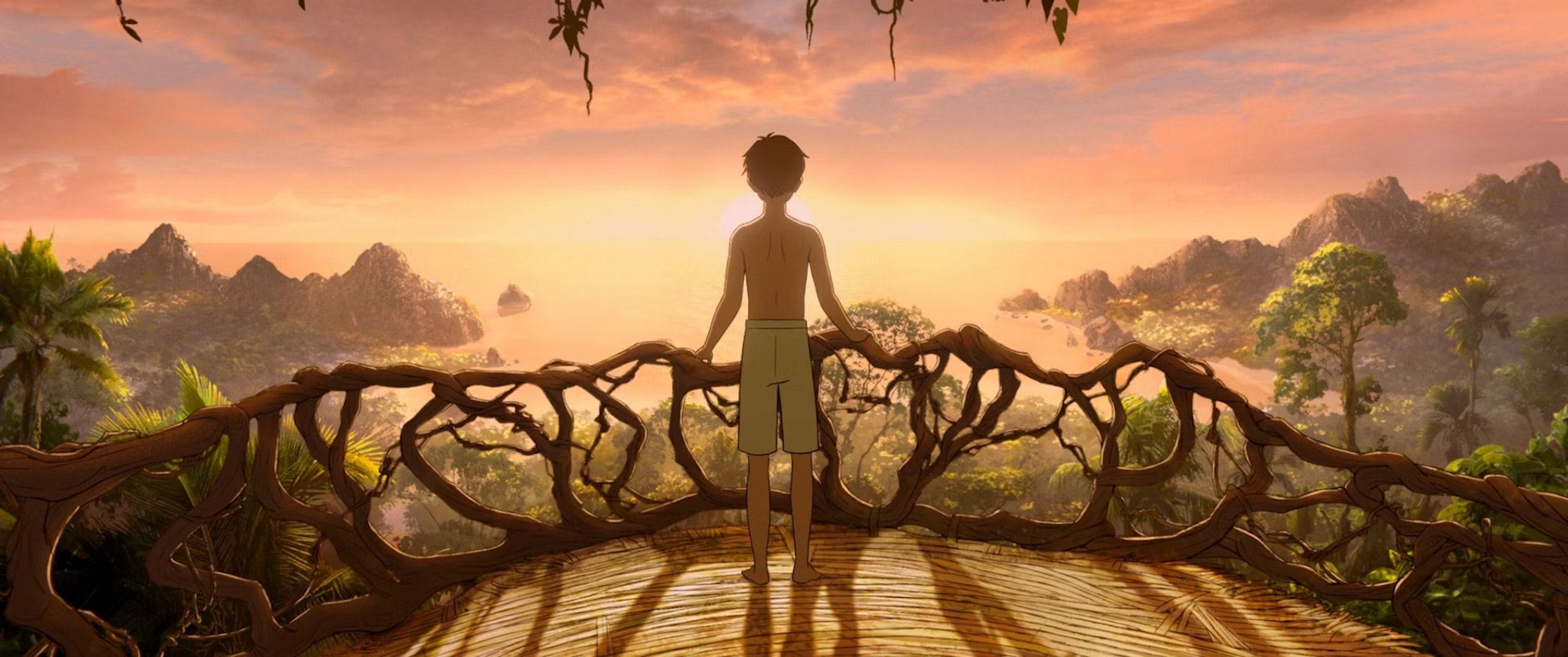 Ein Junge in Shorts steht auf einer Holzplattform mit gewundenen Ästen als Geländer und blickt auf eine üppige, grüne Landschaft und einen leuchtenden Sonnenuntergang über Bergen und Wasser.