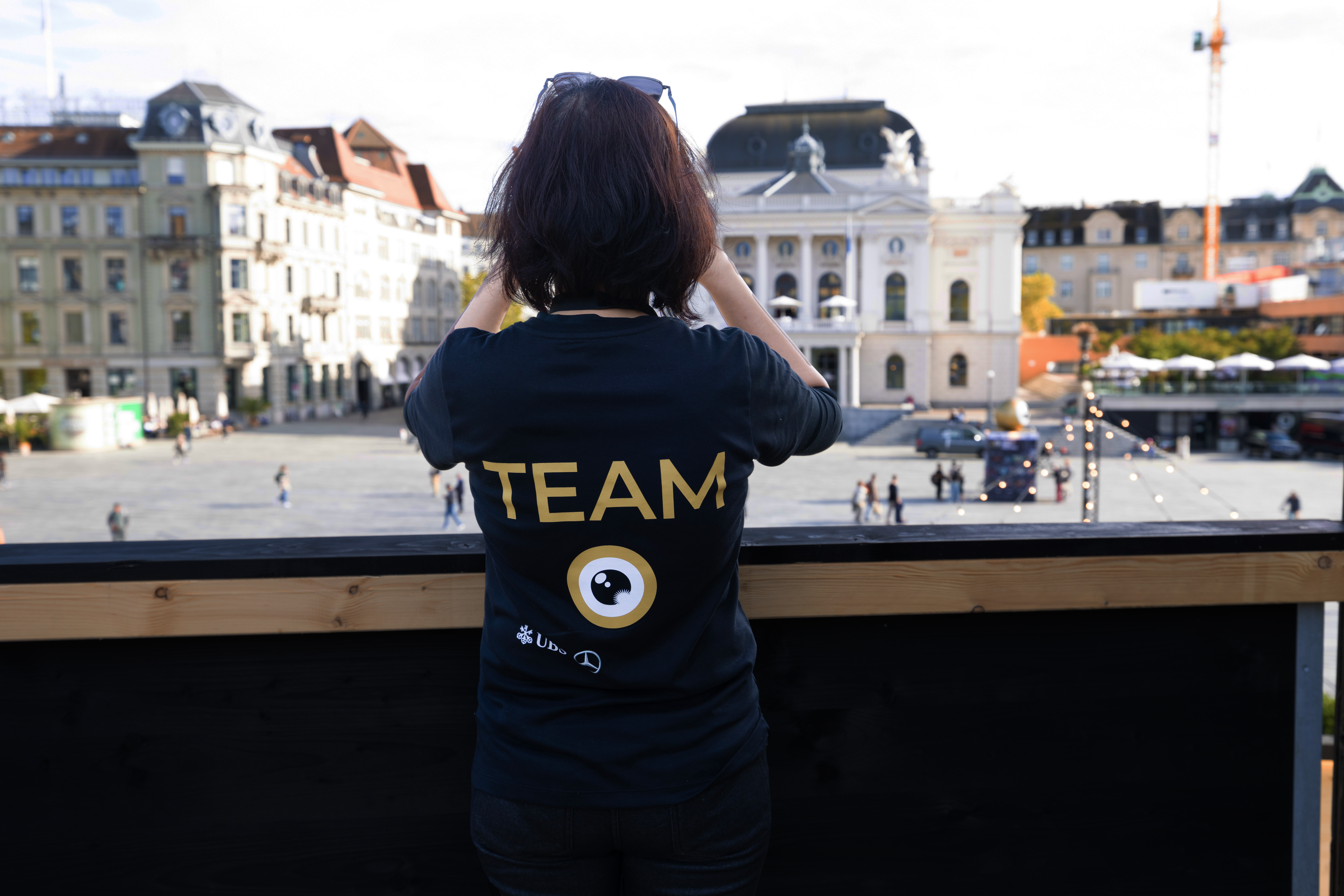 Eine Frau vor dem Opernhaus Zürich