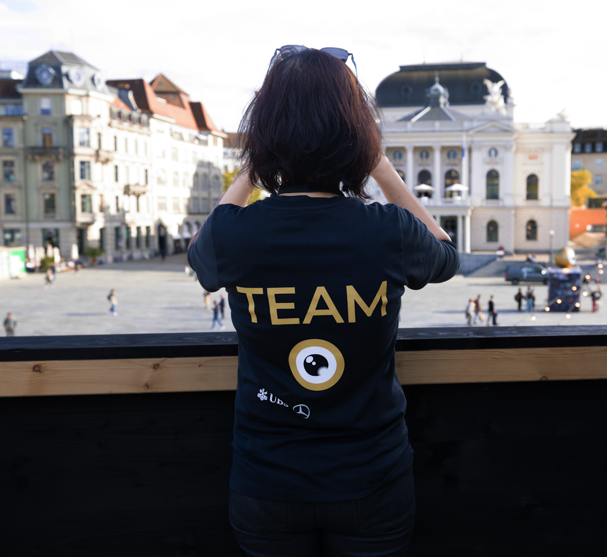 Eine Frau vor dem Opernhaus Zürich