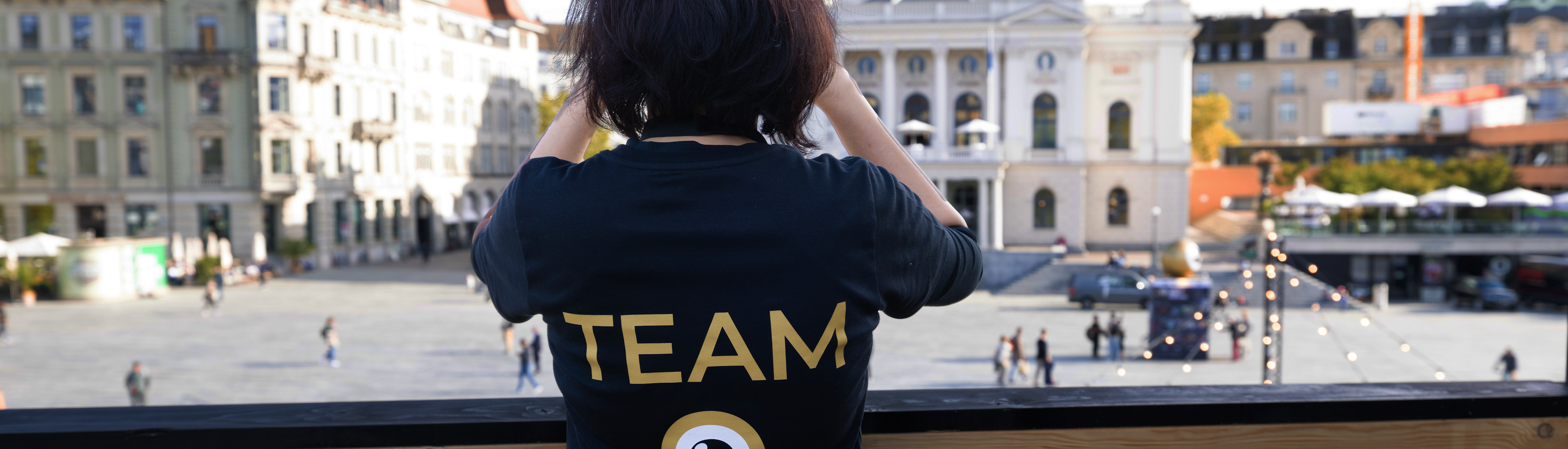 Eine Frau vor dem Opernhaus Zürich