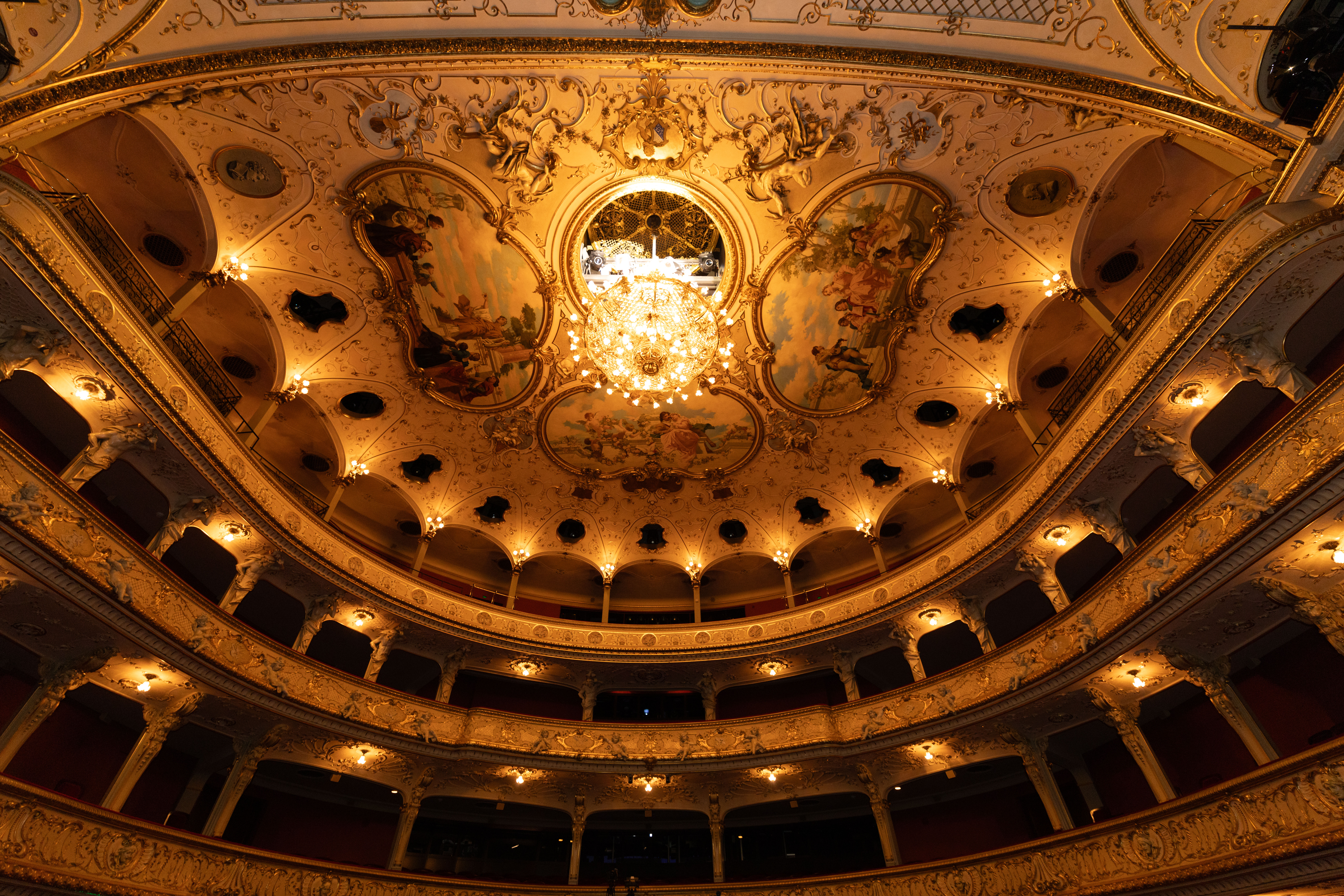 bogen im Opernhaus Zürich