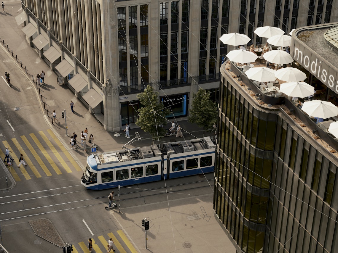 Eine Tram die die Bahnofstrasse in Zürich herunter fährt