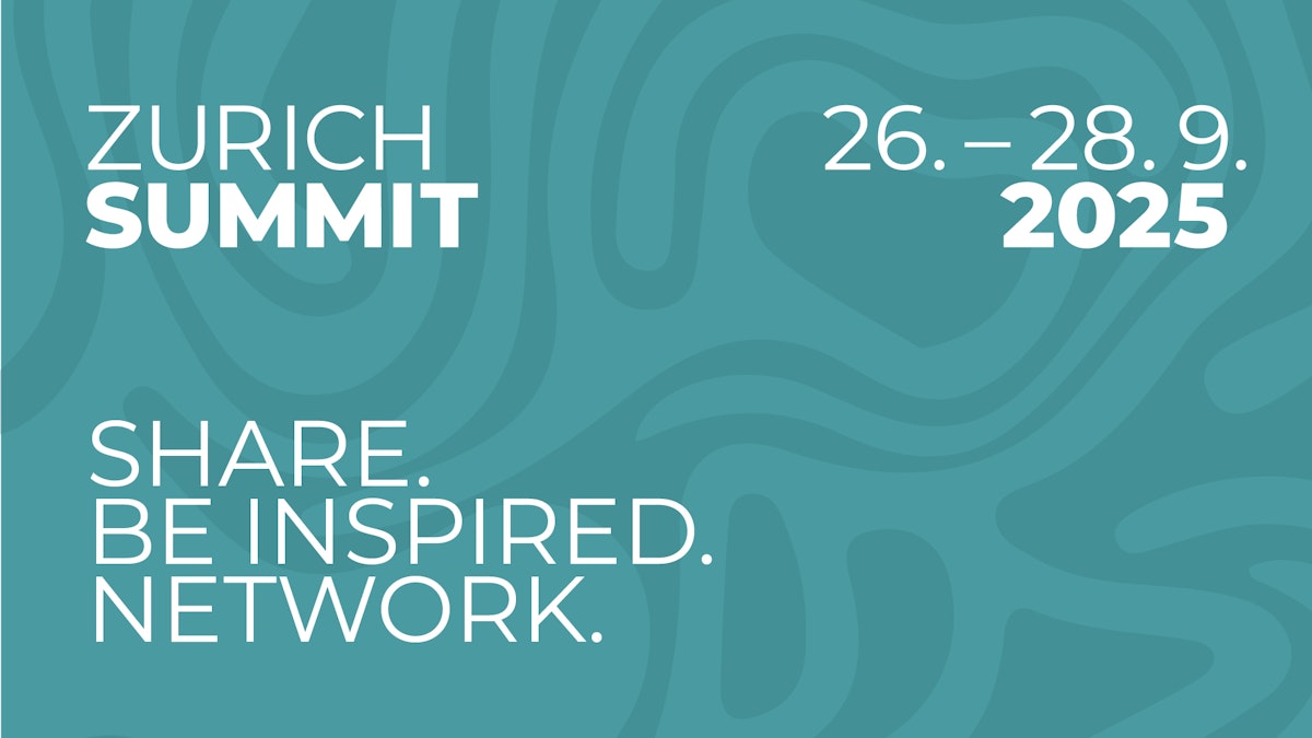 Türkisfarbene Grafik mit abstraktem Wellenmuster. Der Text lautet: "Zürich-Gipfel 26.-28.9.2025. Teilen. Inspiriert werden. Network." Die Betonung liegt auf Inspiration und Networking bei einer Veranstaltung in Zürich Ende September 2025.