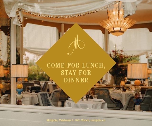 Ein gemütlicher, elegant eingerichteter Speisesaal mit warmer Beleuchtung und einem goldenen Schild in der Mitte mit der Aufschrift "Come for lunch, stay for dinner". Adresse und Website-Details sind unten aufgeführt.