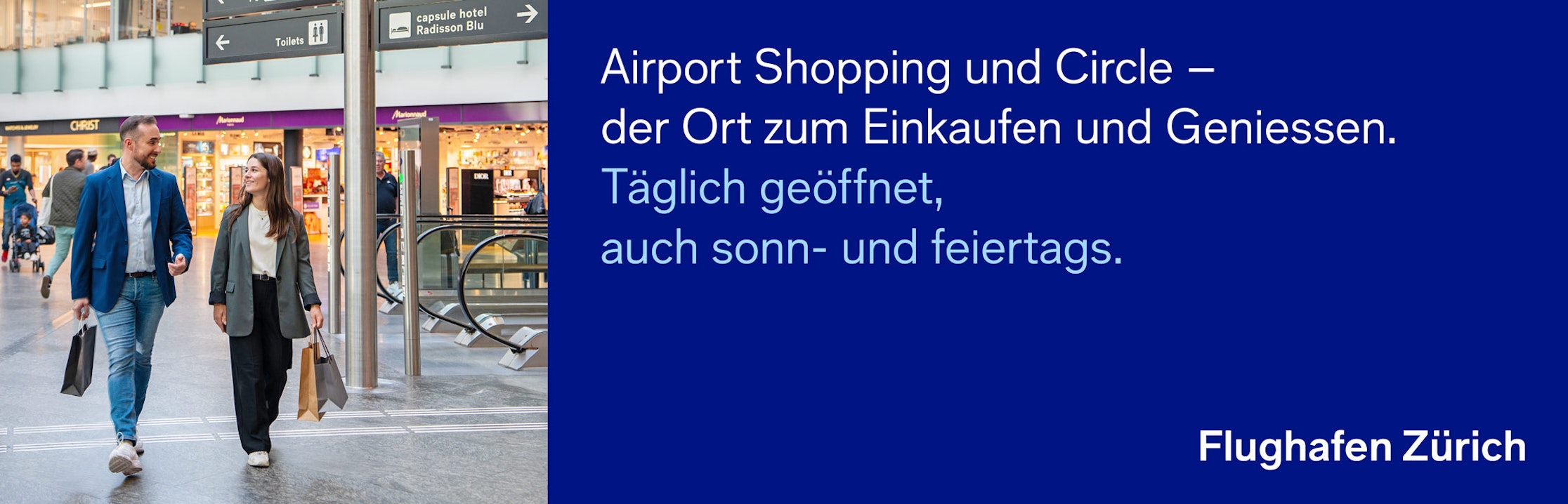 Ein Mann und eine Frau gehen gemeinsam durch den Flughafen Zürich. Neben ihnen steht ein Schild: Airport Shopping und Circle - der Ort zum Einkaufen und Geniessen. Täglich geöffnet, auch sonn- und feiertags. Flughafen Zürich.