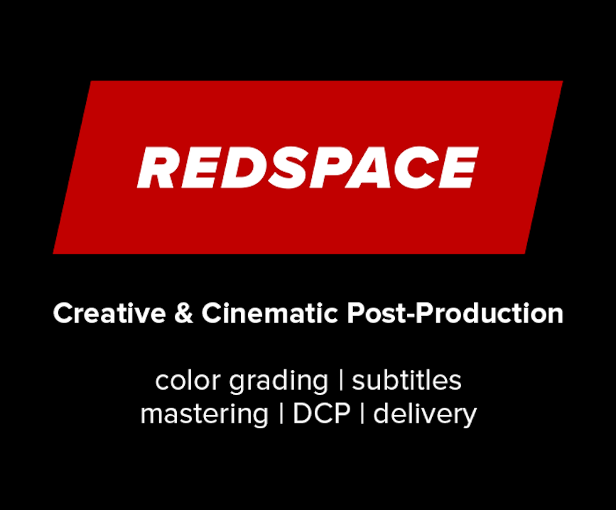 Ein rotes Parallelogramm mit fetter weißer Schrift lautet REDSPACE. Darunter, in weißer Schrift: Kreative & filmische Postproduktion. Darunter in kleinerer Schrift: Color Grading | Subtitles Mastering | DCP | Delivery.