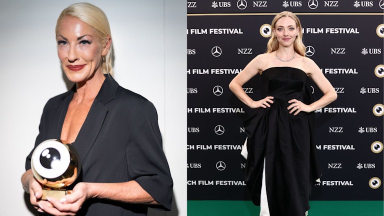 Links hält eine Frau mit blondem Haar in einem schwarzen Outfit eine goldene Trophäe in Form eines Auges. Rechts posiert eine andere blonde Frau in einem trägerlosen schwarzen Kleid auf dem roten Teppich eines Filmfestivals.