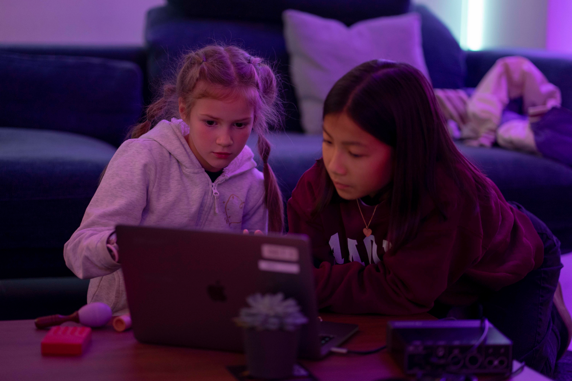 Zwei Mädchen arbeiten gemeinsam an einem Laptop